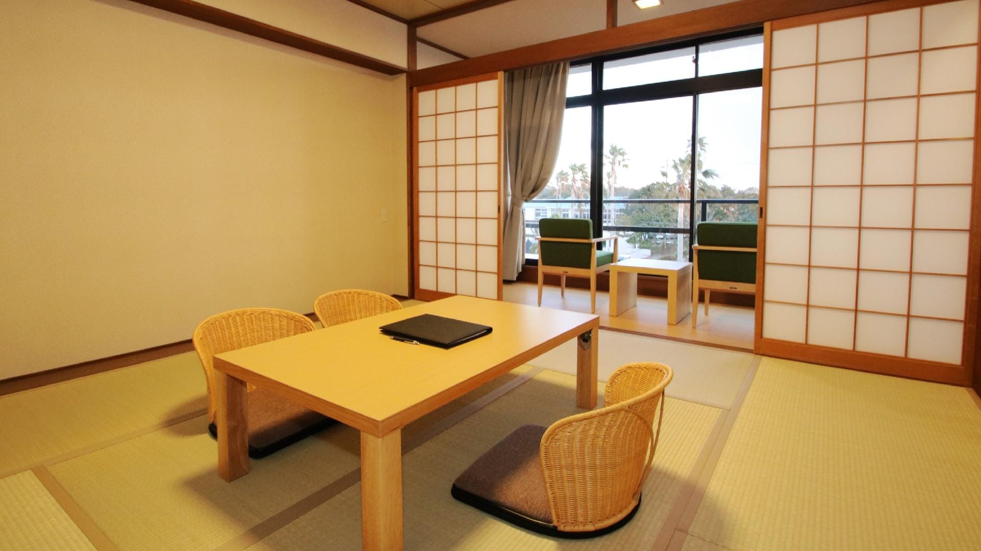 Garden view / Japanese-style room interior