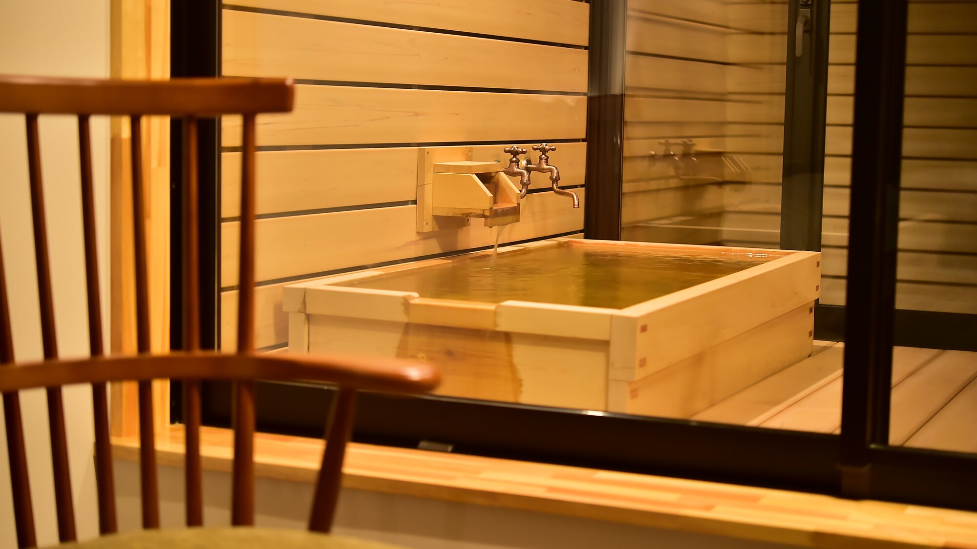 Enjoy the flowing hot water in the semi-open-air bath exclusively for your room.