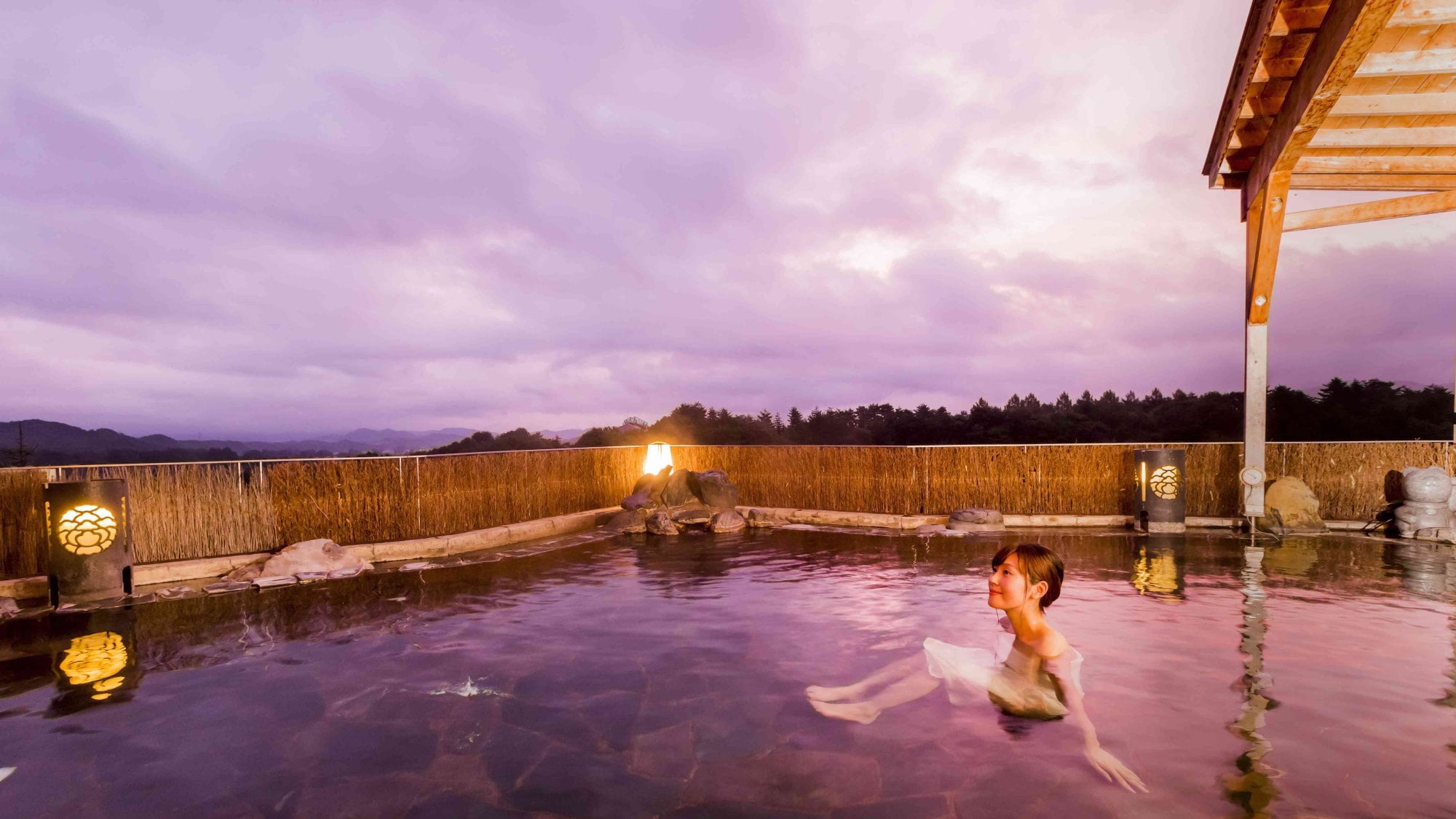 A Japanese-style open-air bath with a sense of openness (evening view)