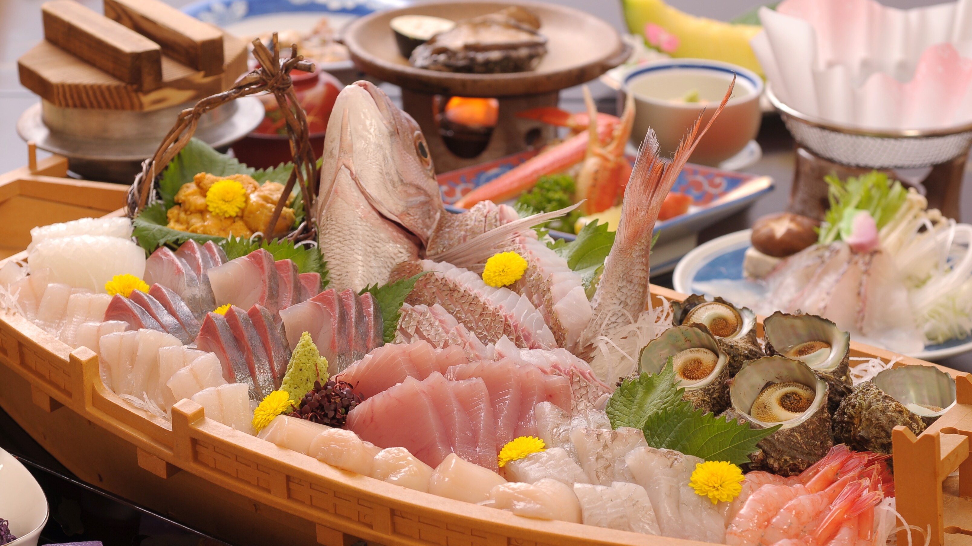 「日本海海鮮船形拼盤」裡的生魚片數量是平常的兩倍以上（圖：5人份）