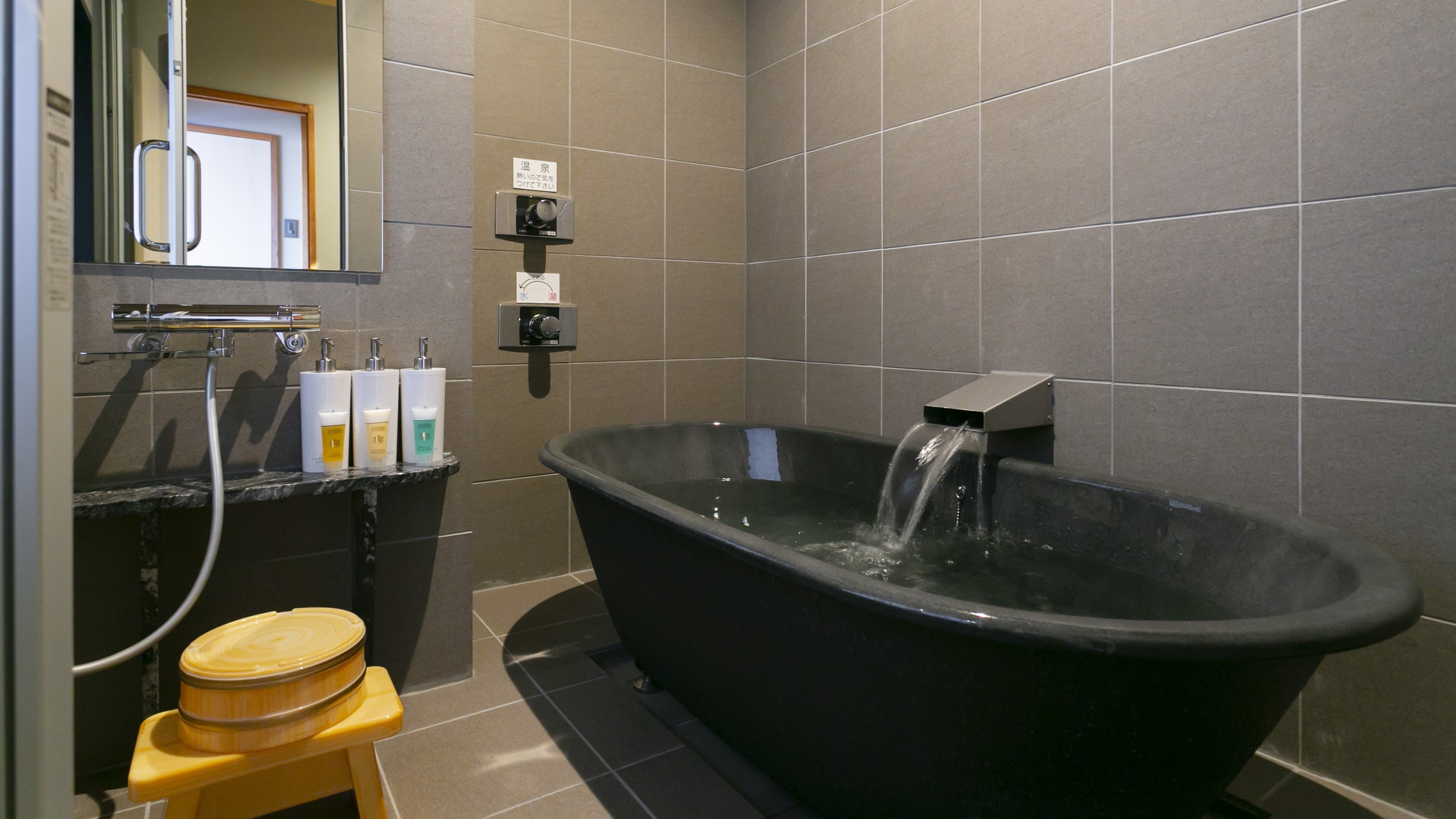 Bathroom of the superior Japanese-Western room "Fuyou no Ma" with hot spring