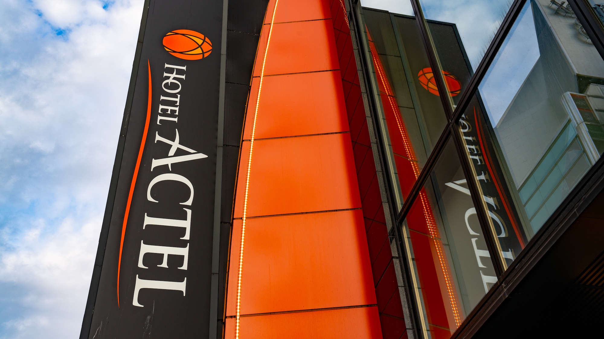 Please follow this signboard as a guide.