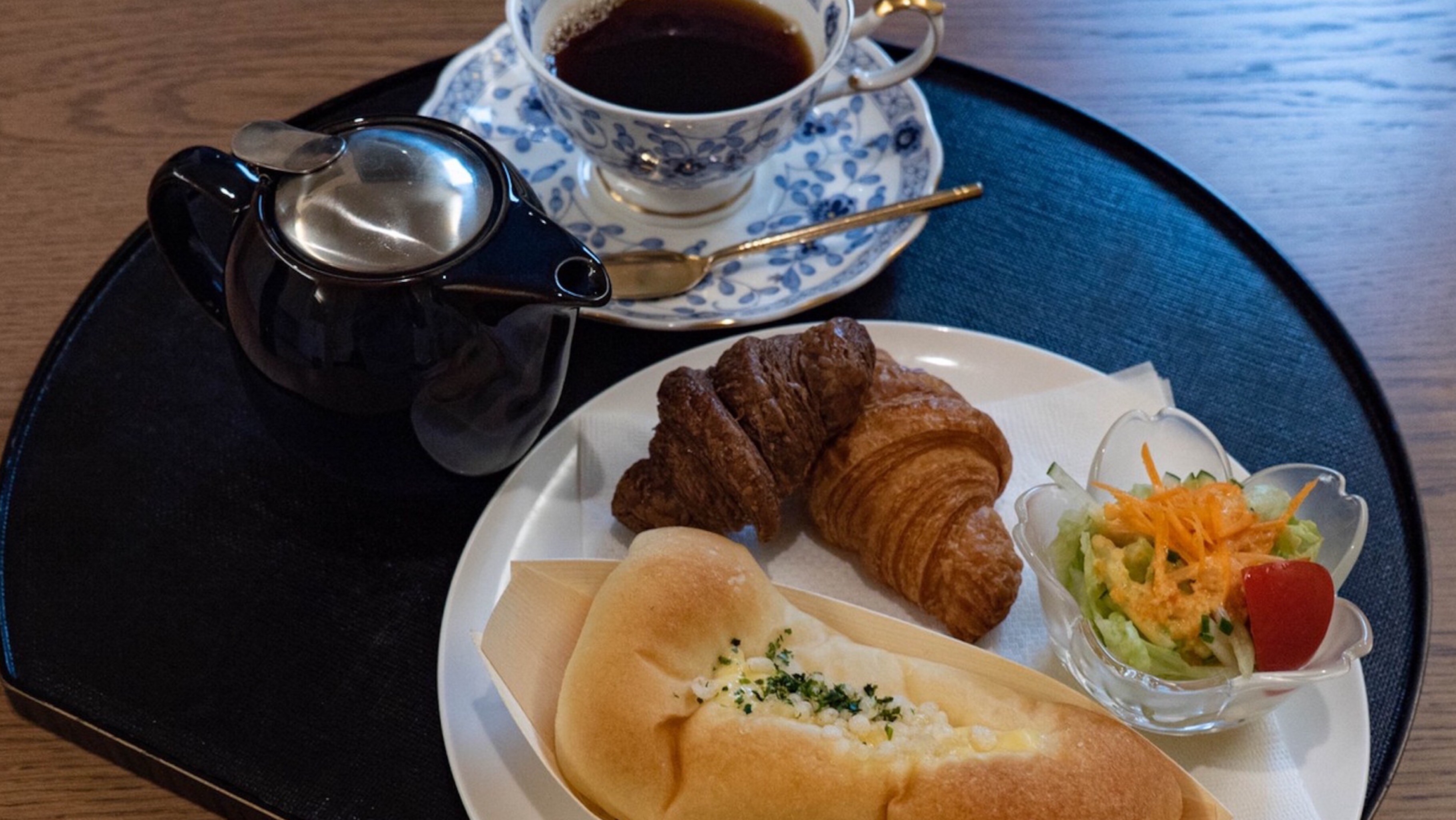 ・Breakfast example: A set of bread from a local bakery, a small salad, and a drink
