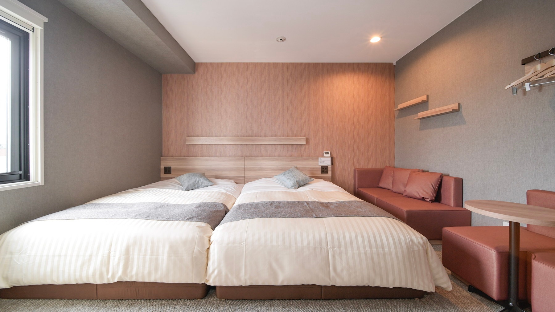 This is a ladies' twin room with two 140cm-wide double beds.
