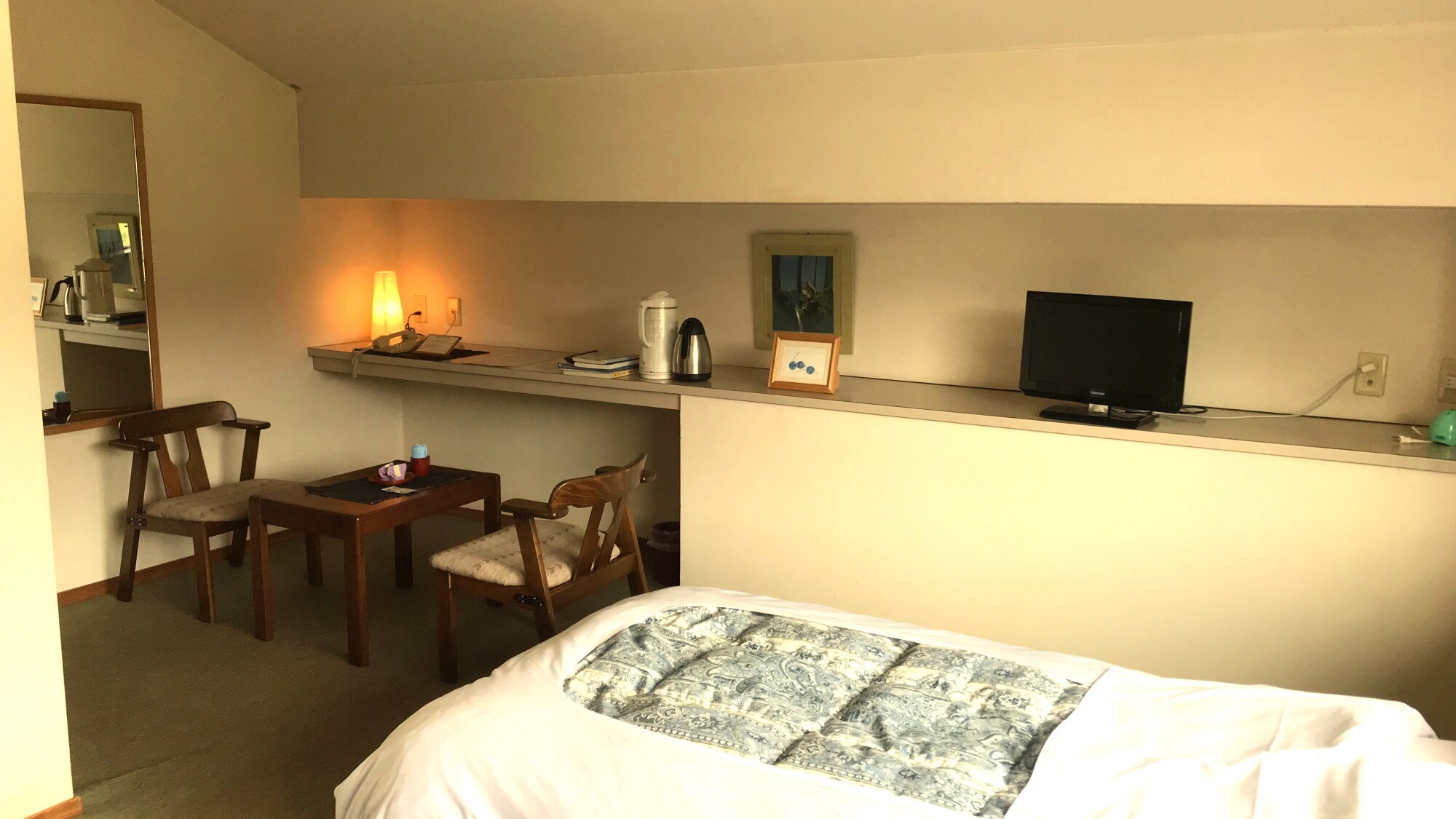 [Annex / Sumire no Ma] A small table seat is available behind the twin beds.