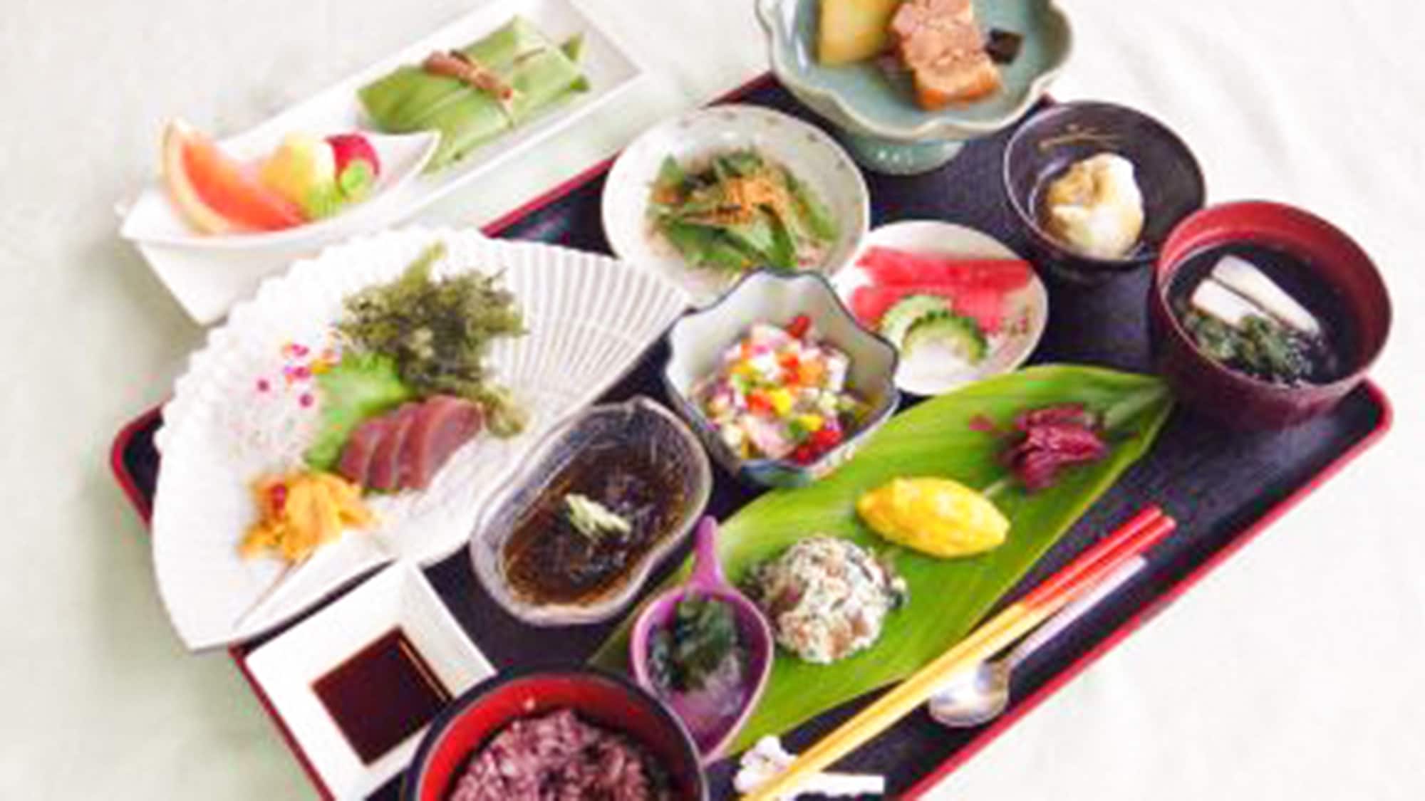 ・[Meal example] A fusion of Ryukyu cuisine and medicinal cuisine. A nutritionally balanced and healthy menu.