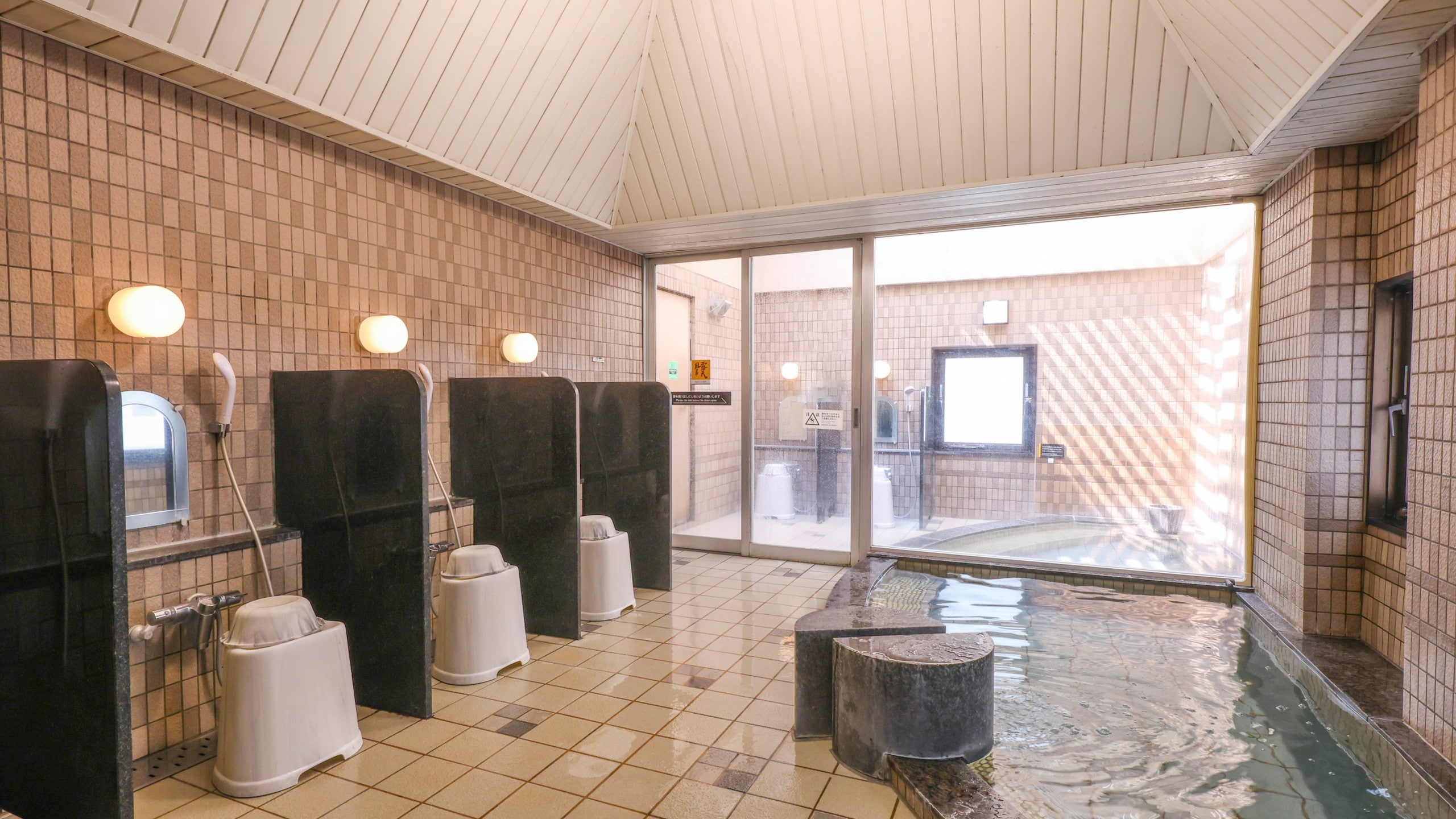 Men's large bath/indoor bath