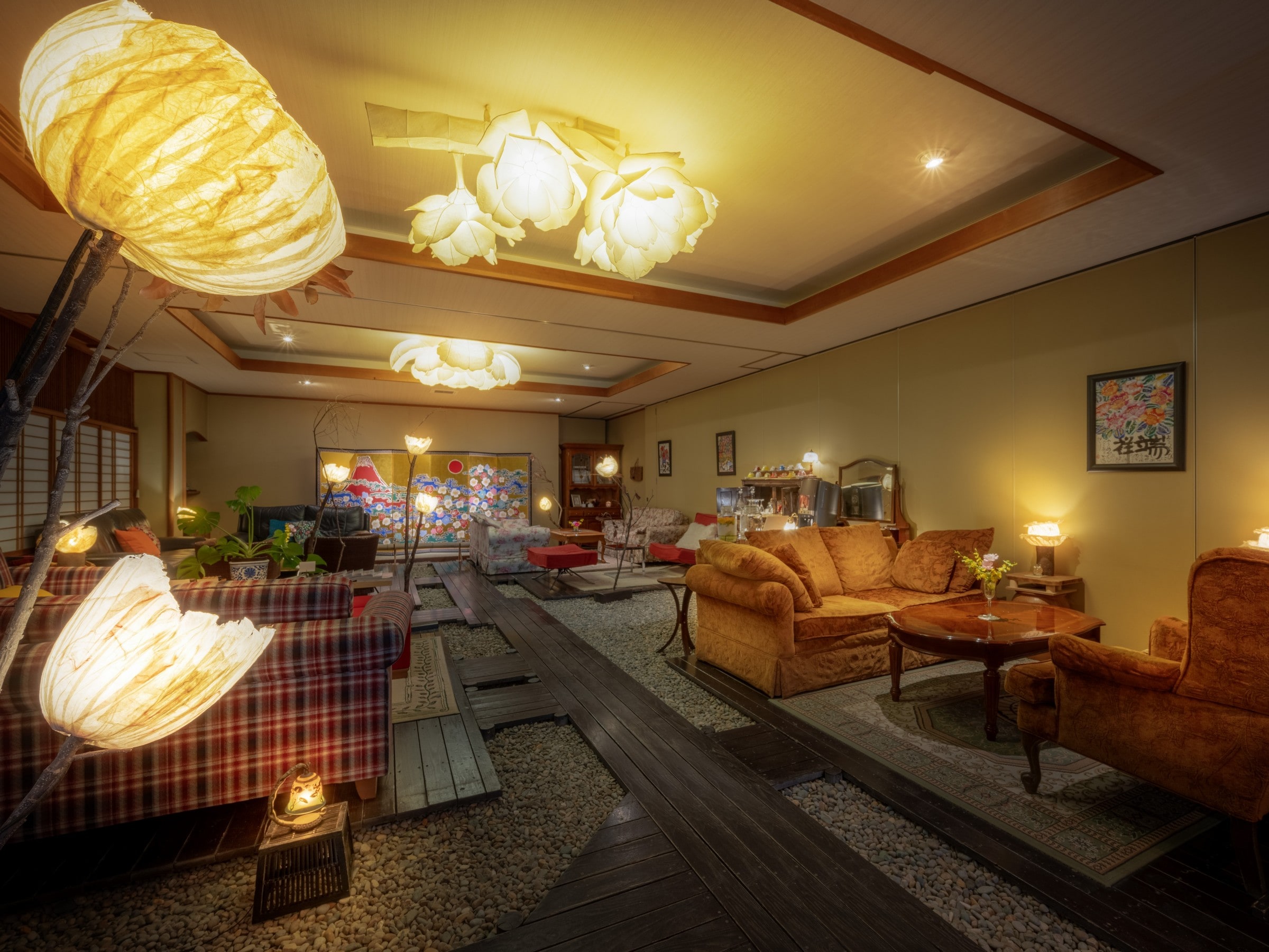 Flower-lit lobby: Flower lights by sculptors. The gentle light of washi paper will soothe your tiredness from your journey.