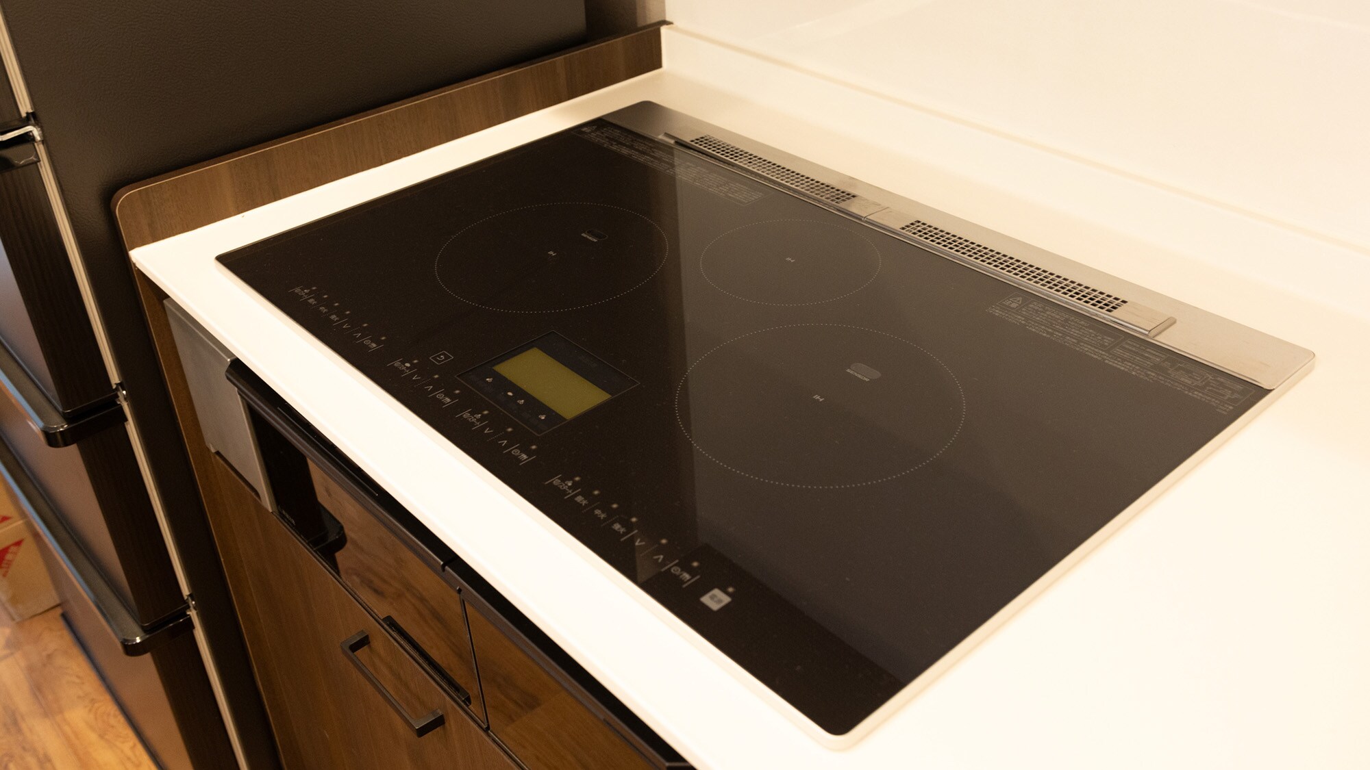 ・[廚房設施] 配有3個電磁爐，可像在家一樣享受烹飪的樂趣。