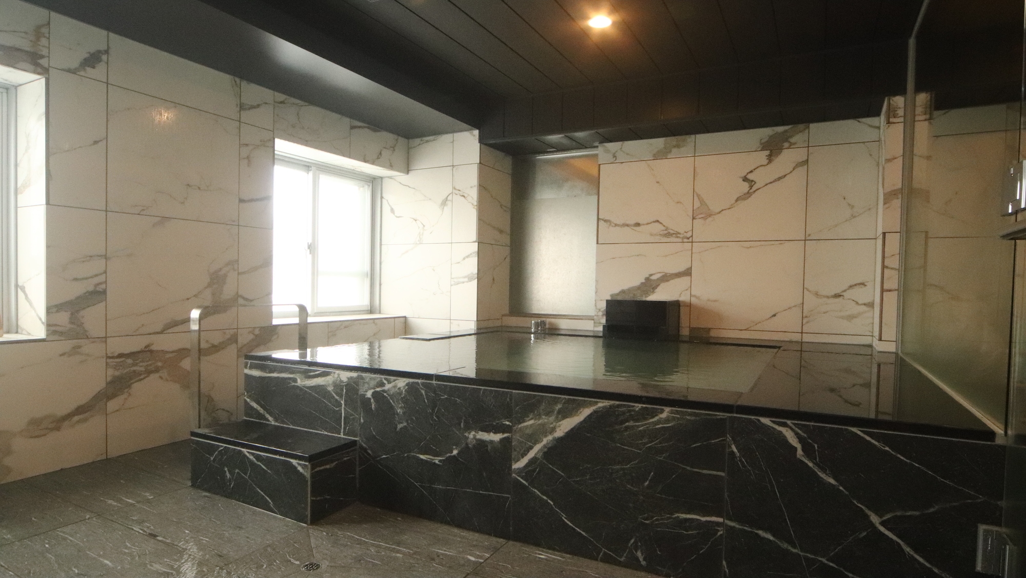 [Suite room 100㎡ with free-flowing hot spring] Spacious and comfortable guest room with hot spring