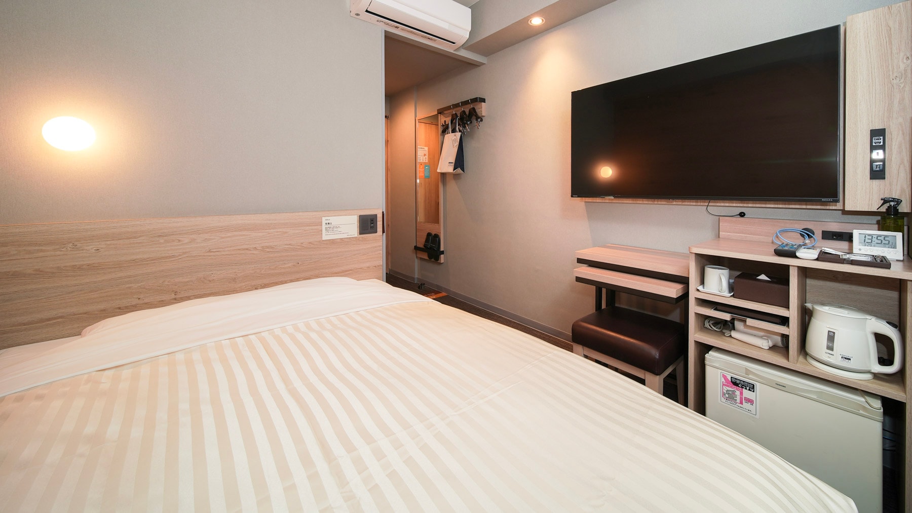 A 150cm wide bed and a mattress with just the right amount of firmness will ensure you a good night's sleep.