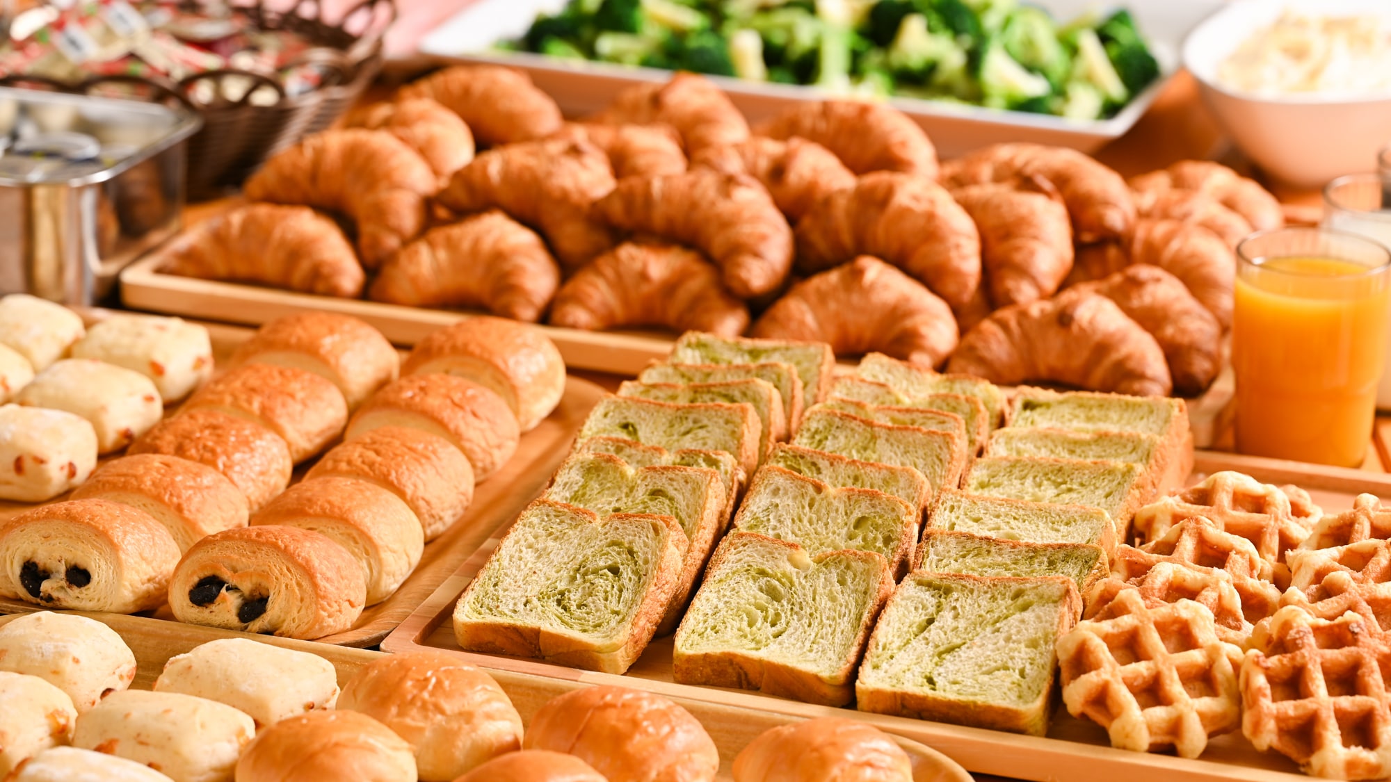 Image of a Japanese/Western buffet breakfast