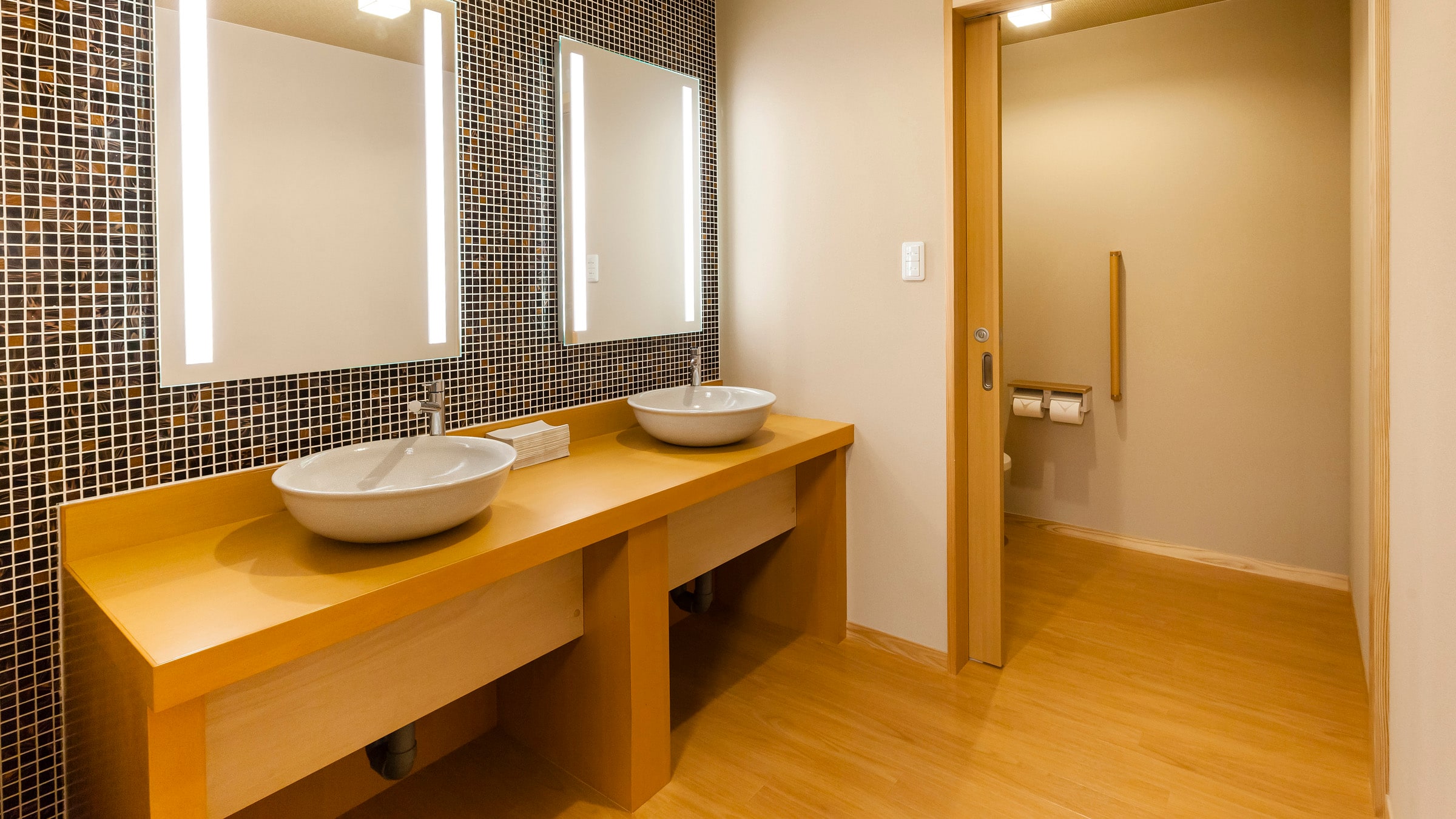 70平方米的日式現代房間內的洗臉盆具有即使在輪椅上也易於使用的結構。