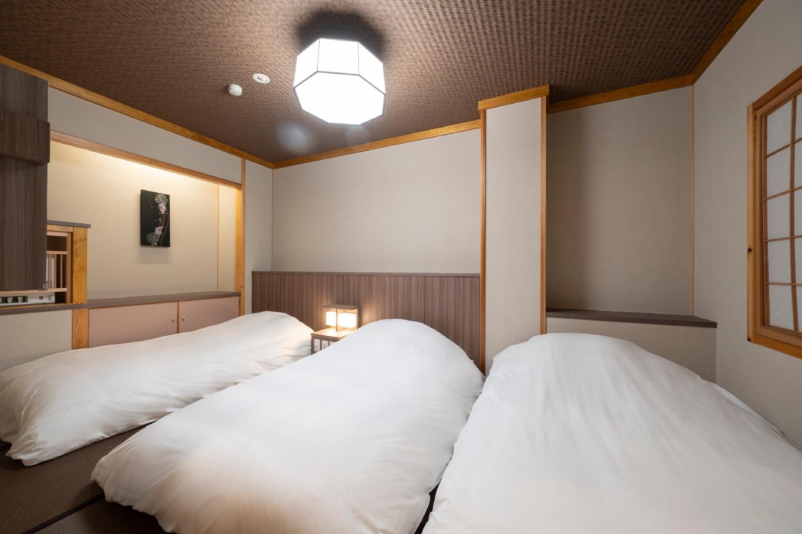 [Guest room] Example of a Japanese-Western room with an open-style indoor bath, 45 m² (capacity 3 people)