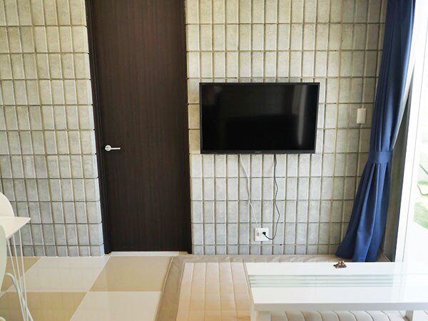 [Living room] A spacious space with a wall-mounted TV.