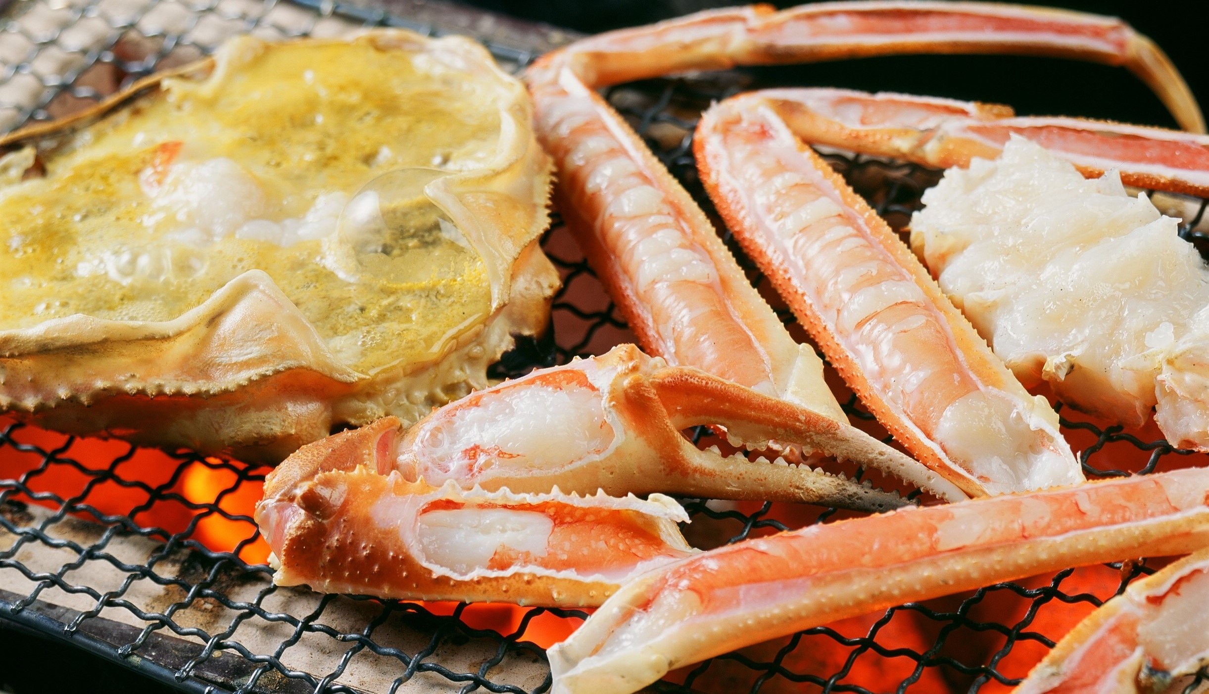 [ปูเผา] เจ้าของร้านและพนักงานจะเผาปูเผาตรงหน้าคุณบนเตาแก๊สอินฟราเรด!