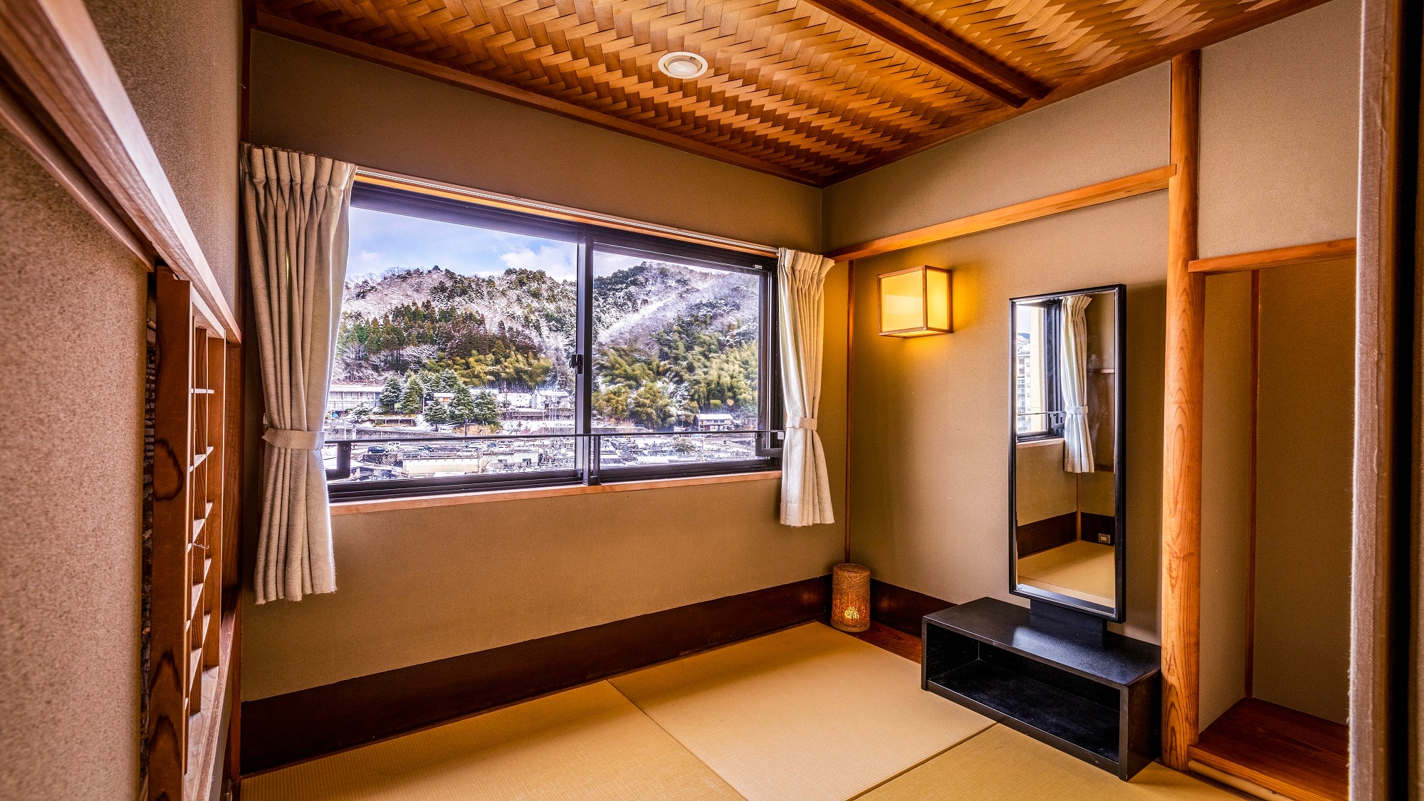 Standard Japanese-style room (12.5 tatami mats) *Example of a guest room