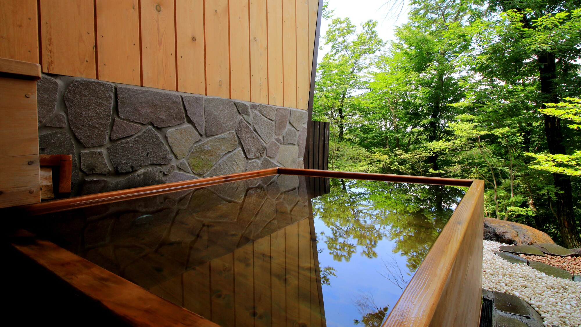 # [Kurodani no Yu] An indoor iron flat bath and an open-air Koya-maki bath