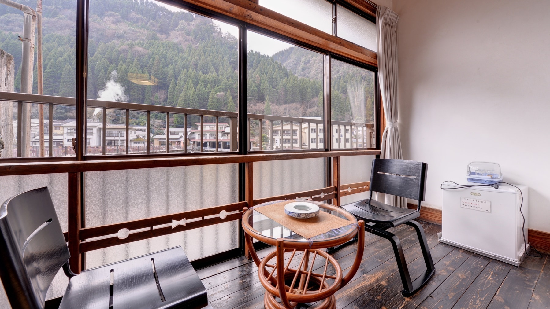 * Omakase Japanese-style room 6 tatami mats (example of guest room) / Sit by the window, watch the hot spring village rising from the steam, and immerse yourself in your travels.