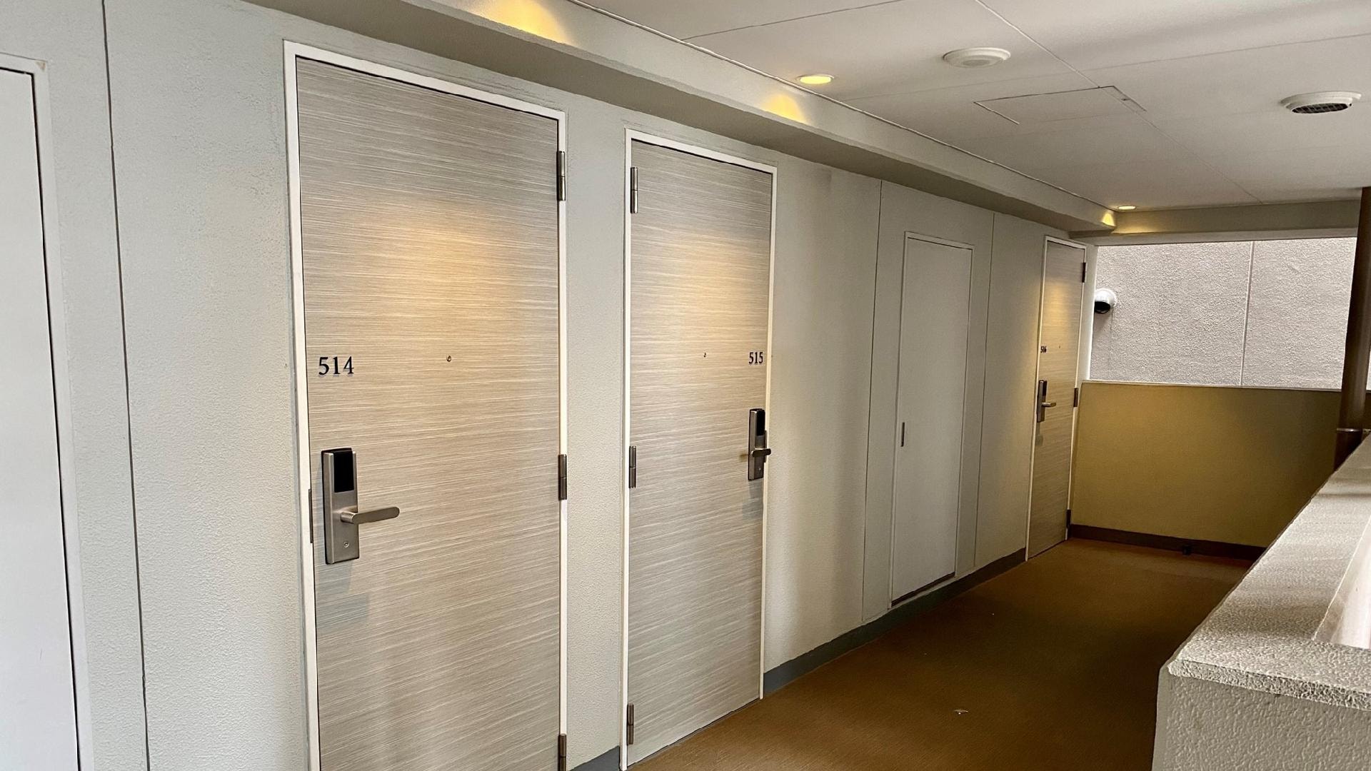 ทางเดินด้านนอกประตูคู่