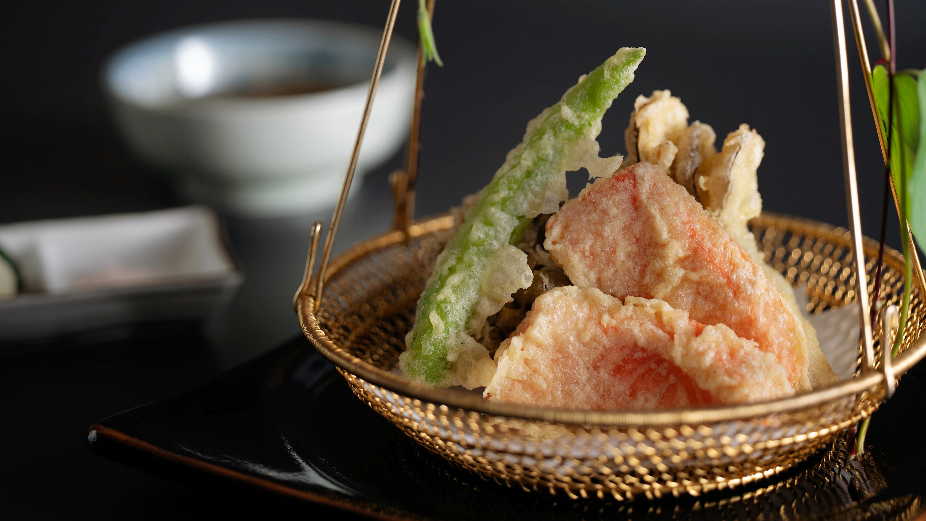 【お食事】料理長おまかせ会席 秋の献立一例 もみじ鱒と舞茸の天ぷら 別注でも注文可（期間限定）