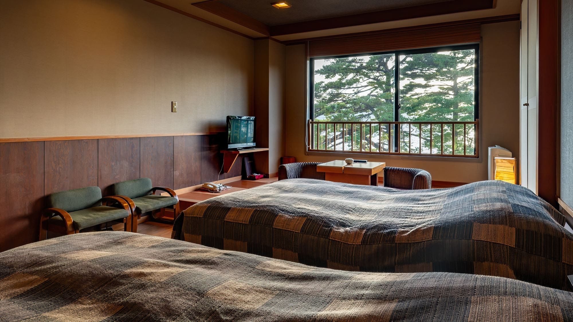 ■Japanese-Western room with a low bed overlooking Lake Tazawa