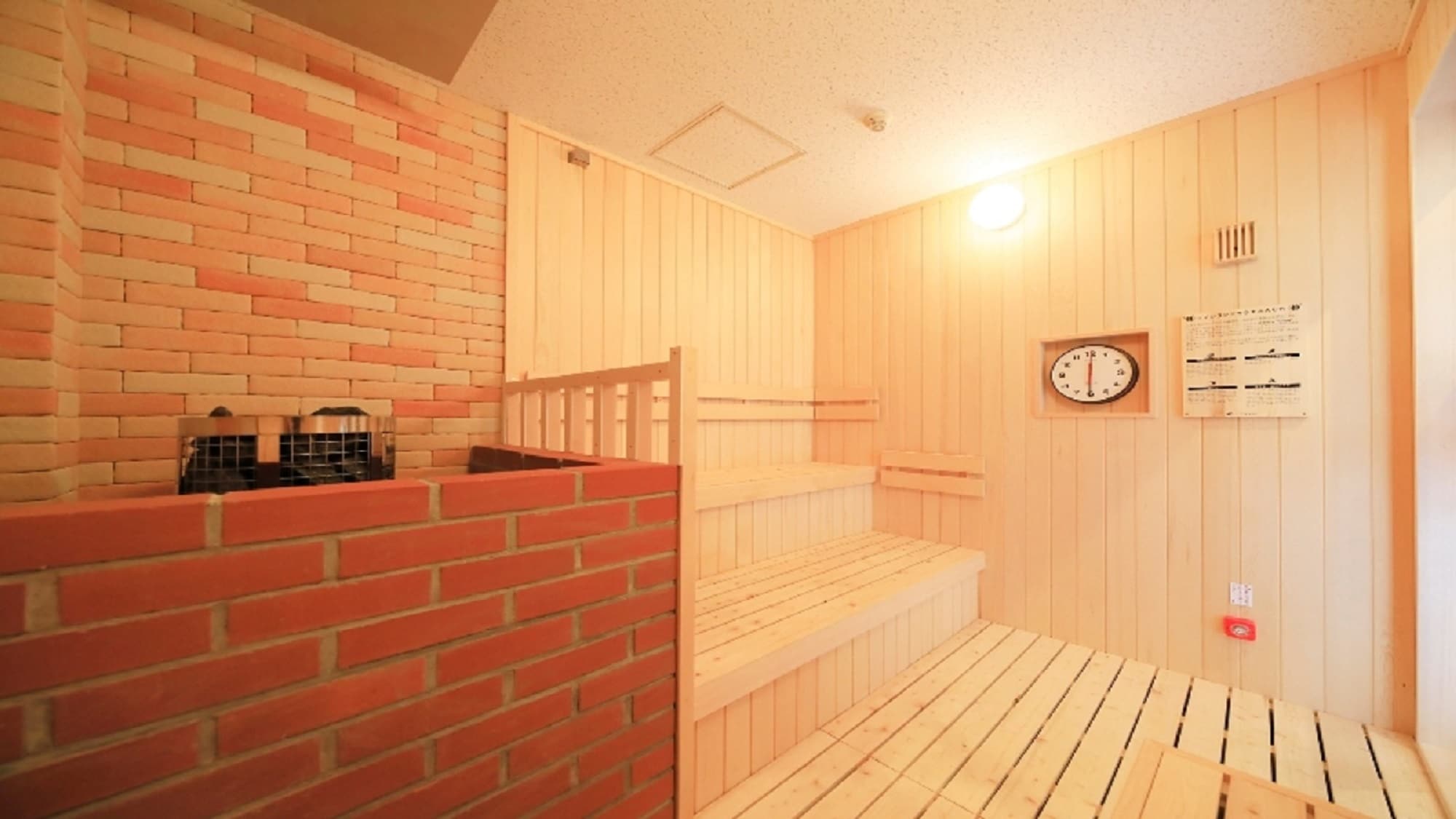 [Authentic Finnish sauna] Pour water onto the heated stones and let the steam rain down. The moisturizing effect leaves your skin plump and beautiful.