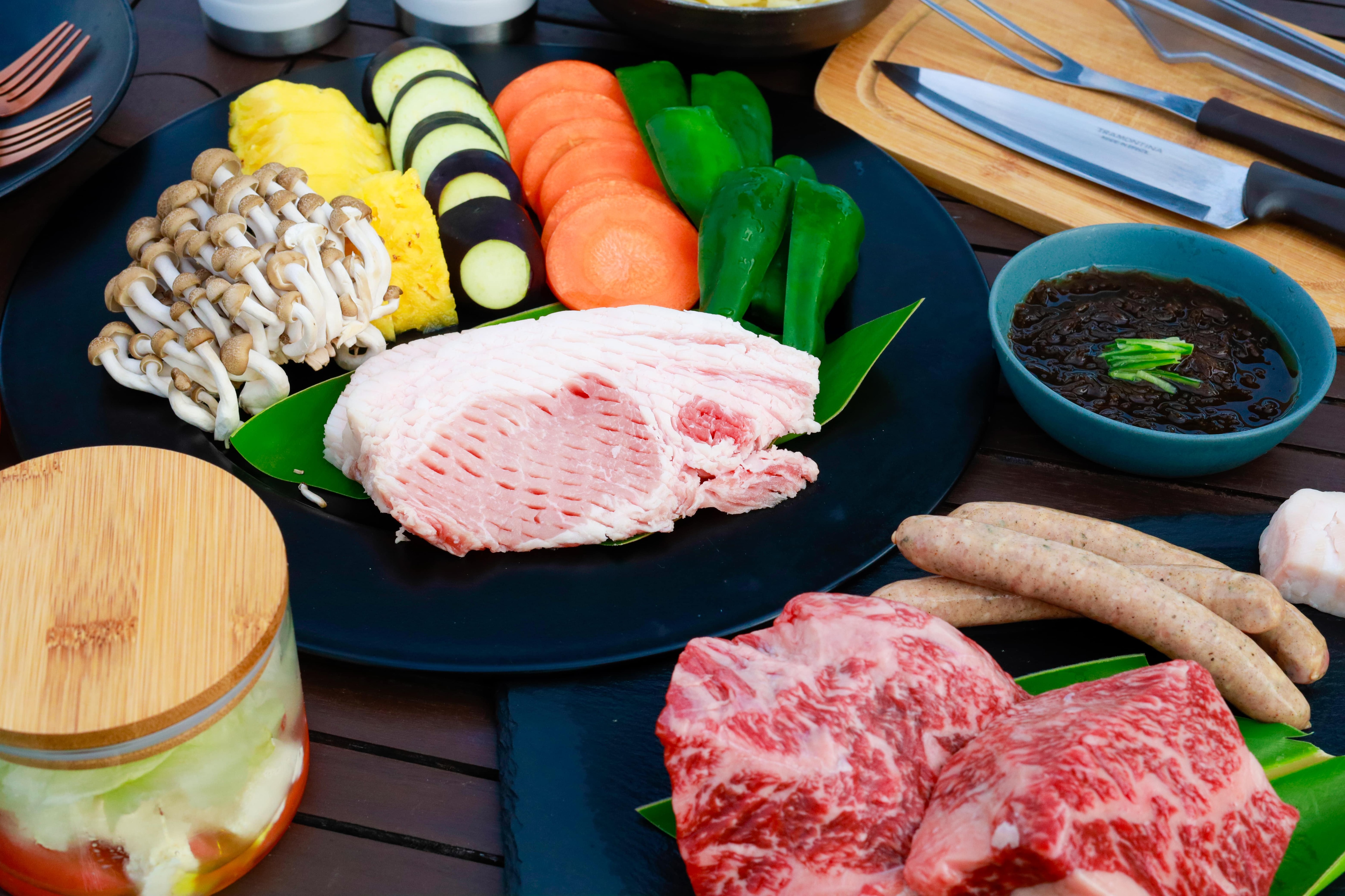 Daging sapi Ishigaki dan daging babi nanas Agu barbekyu