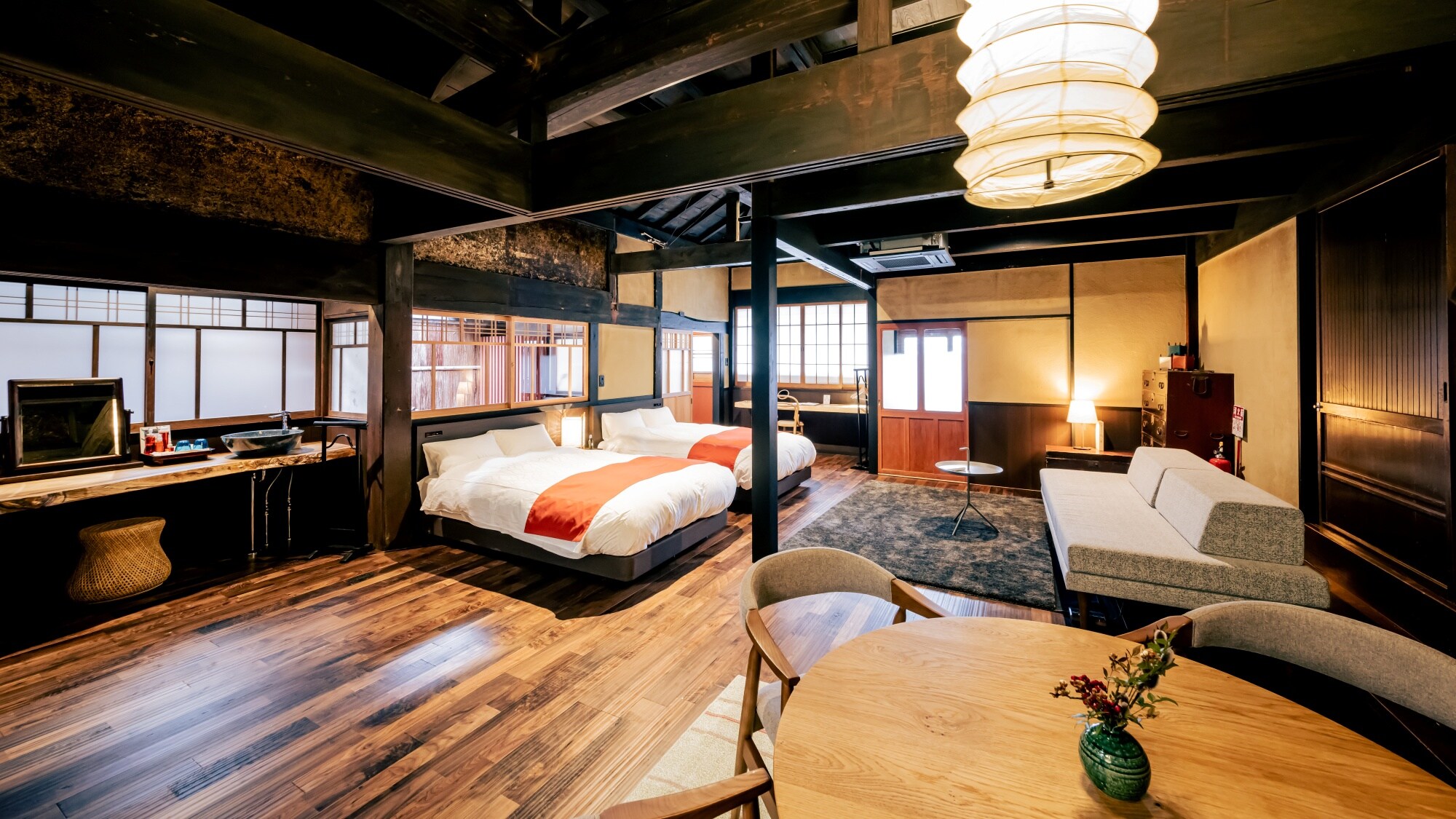[Hotaru-bi Building, Main House 102] This room is characterized by its black beams (gorombo) that are shiny from the soot of the hearth and hearth.