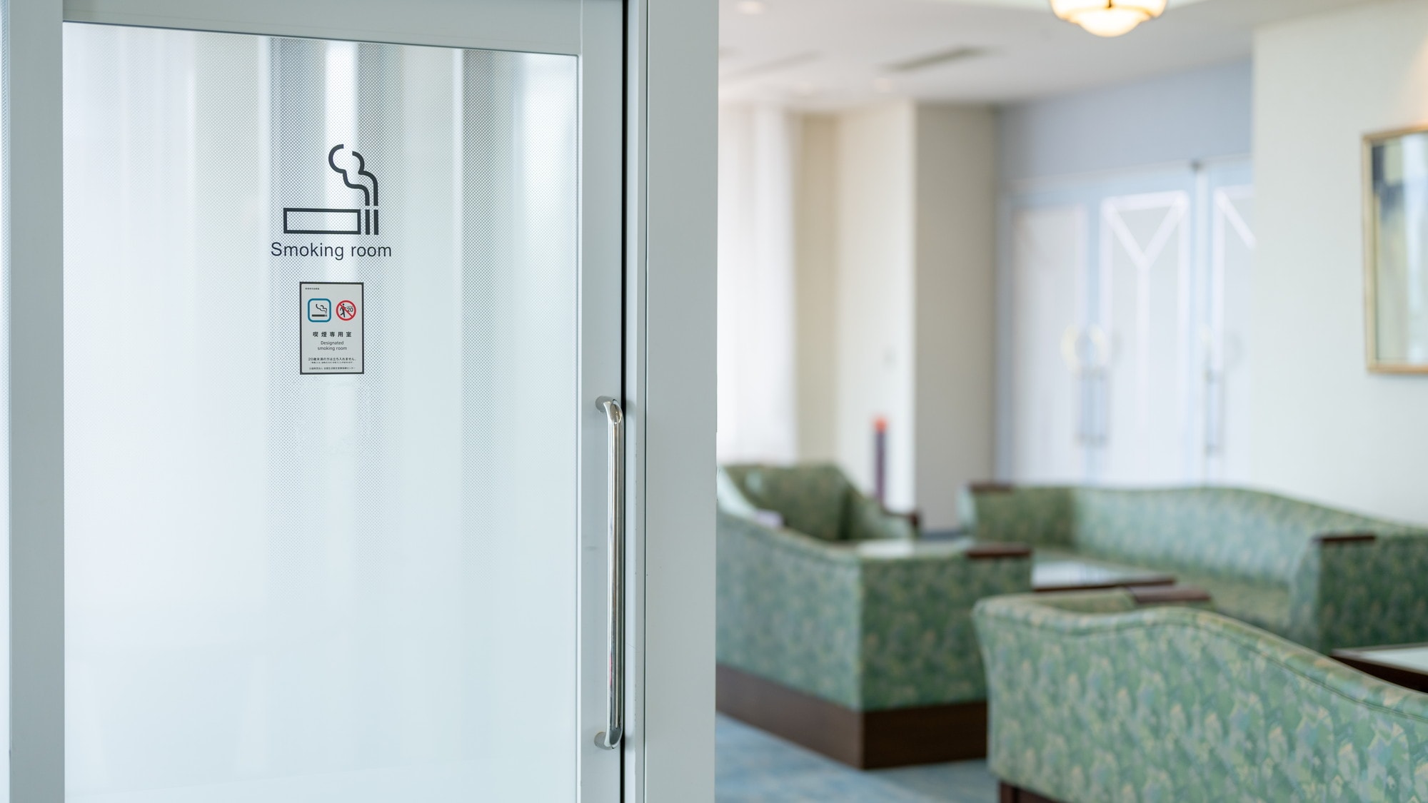 흡연소는 호텔 2층에 있습니다.