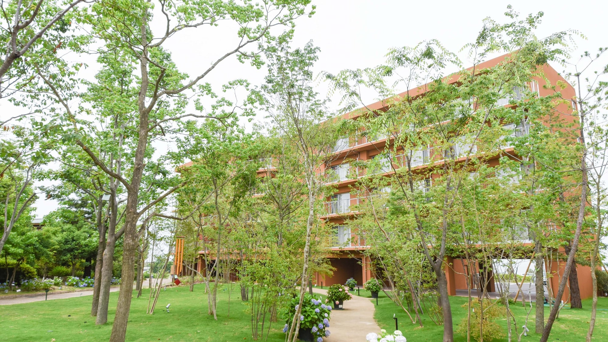 * [Exterior of the new building nest] A new building where you can feel close to nature while standing in the woods. The soothing herbs gently scent and heal