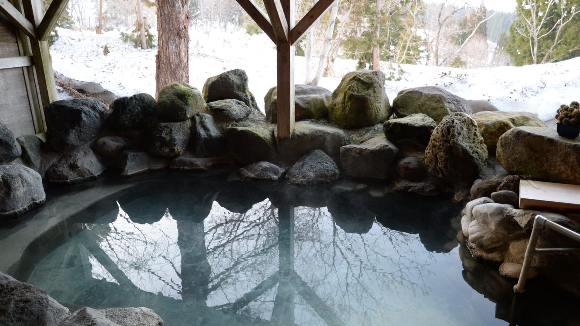 In the open-air bath where water flows directly from the source, you can enjoy the different expressions of the four seasons.