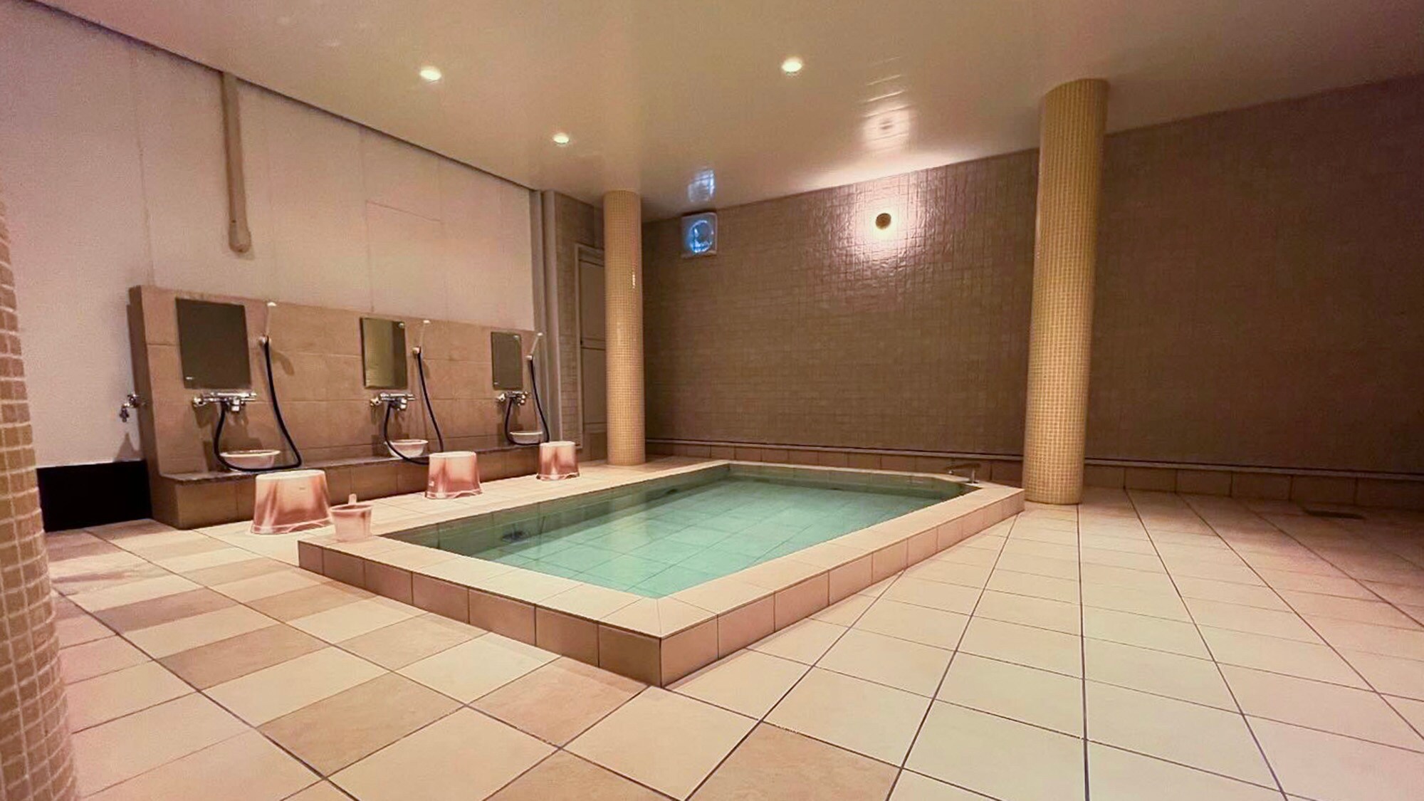 ・[Large public bath] Relax and soothe your fatigue in the spacious washing area and bathtub.