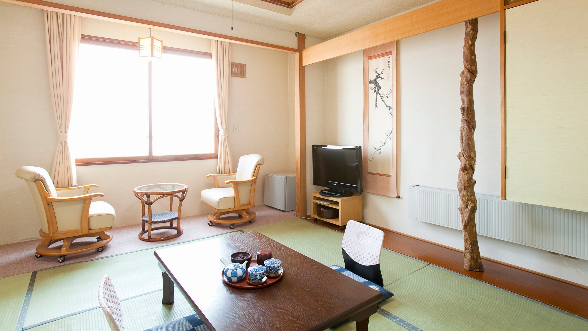 [Japanese-style room] A space where the smell of tatami mats is relaxing.