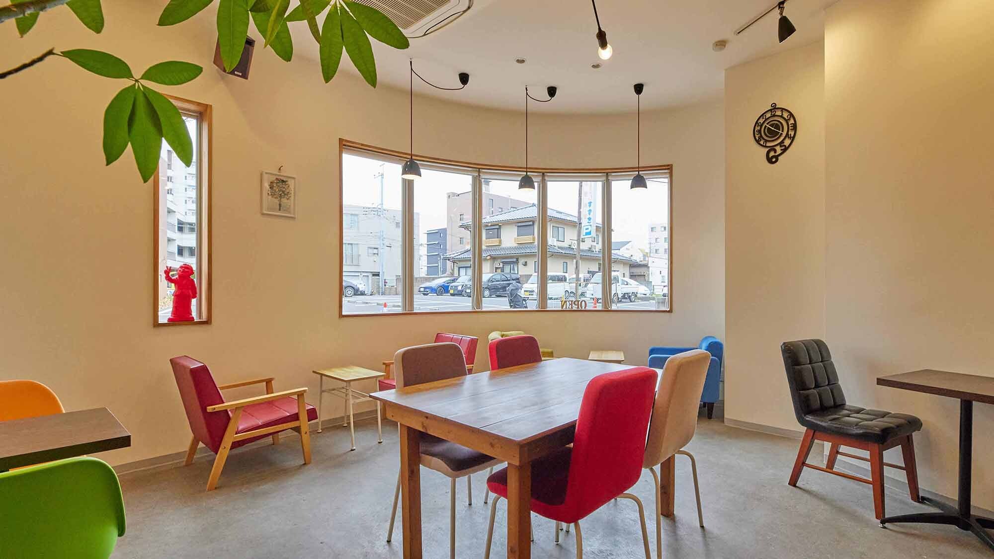 ・[ร้านกาแฟ] เพลิดเพลินกับอาหารอร่อยและช่วงเวลาสบาย ๆ ที่ร้านกาแฟมีสไตล์