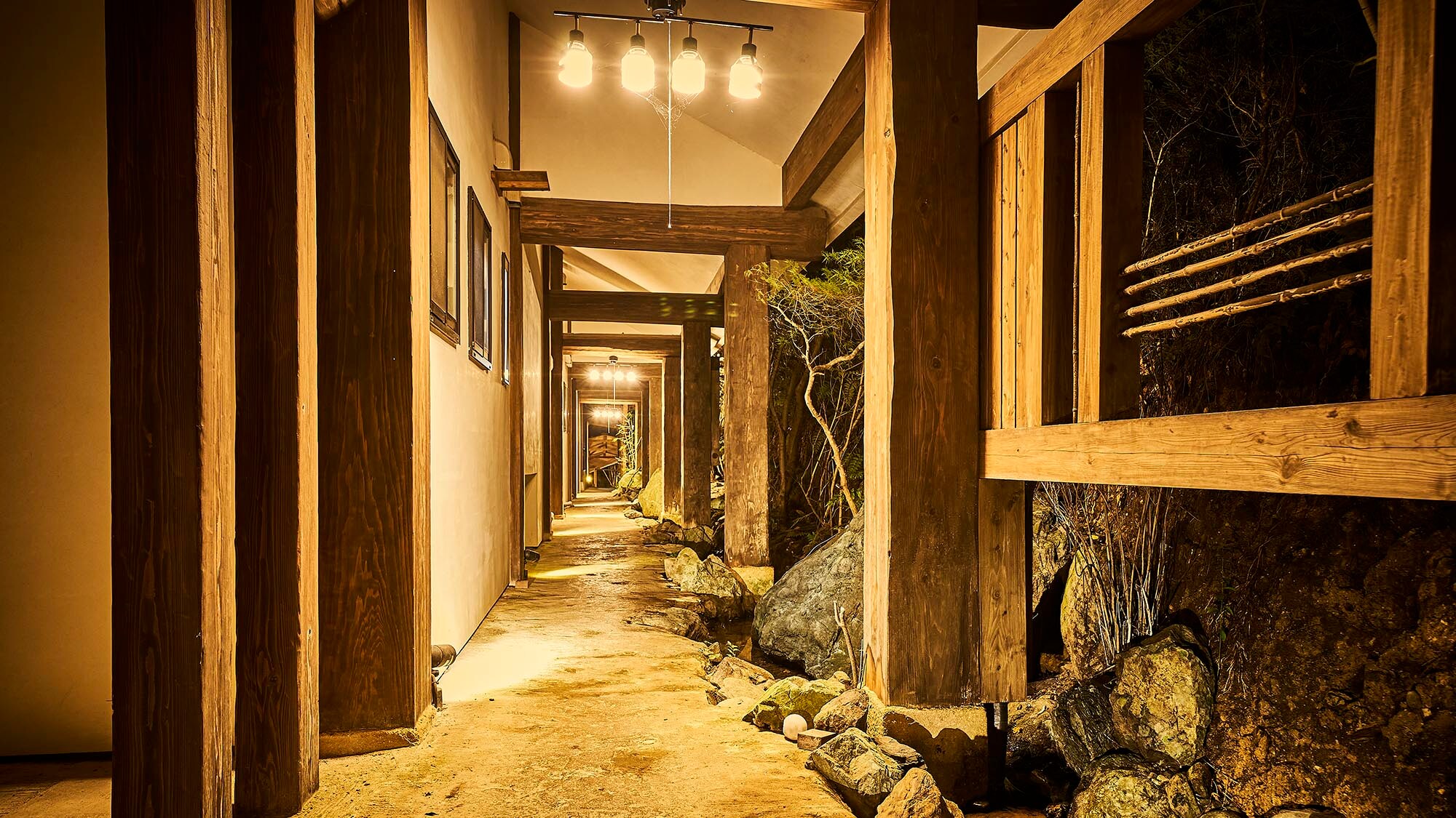 ・[Corridor] A hallway lined with the entrances to each guest room