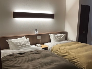 *Twin (example of guest room)/A spacious Japanese-style room equipped with two Simmons semi-double beds.