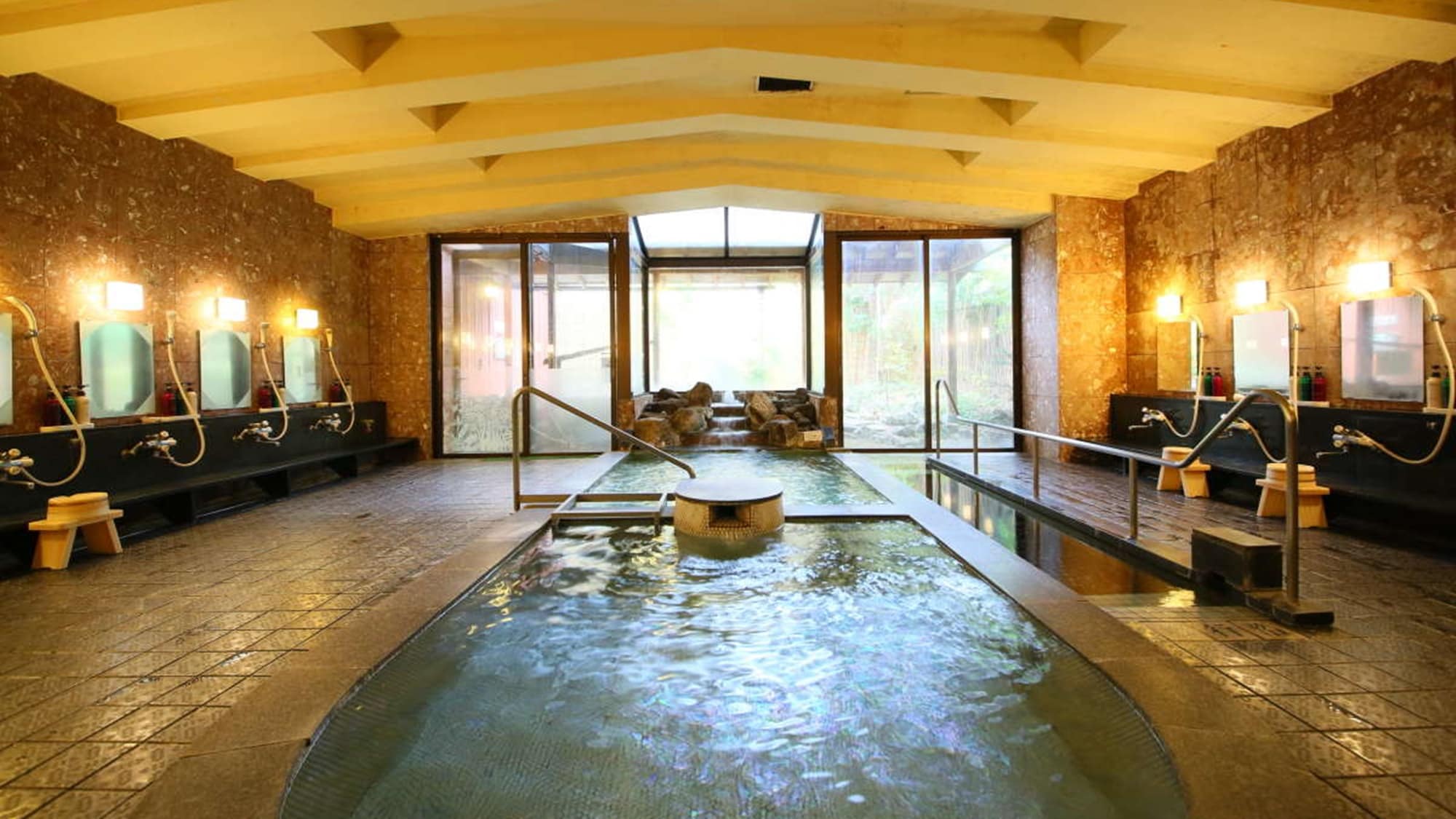 [Large communal bath] In addition to the large communal bath, soak in several types of hot springs and heal your daily fatigue.