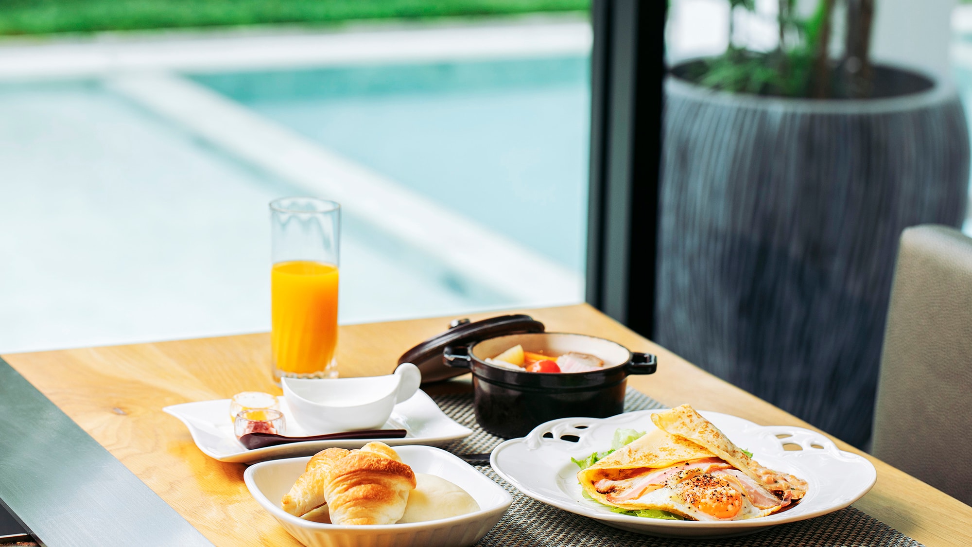 You can choose between a "Western breakfast" with SAGA galette and a "Japanese breakfast" filled with specialties. Tea and wine are also available.