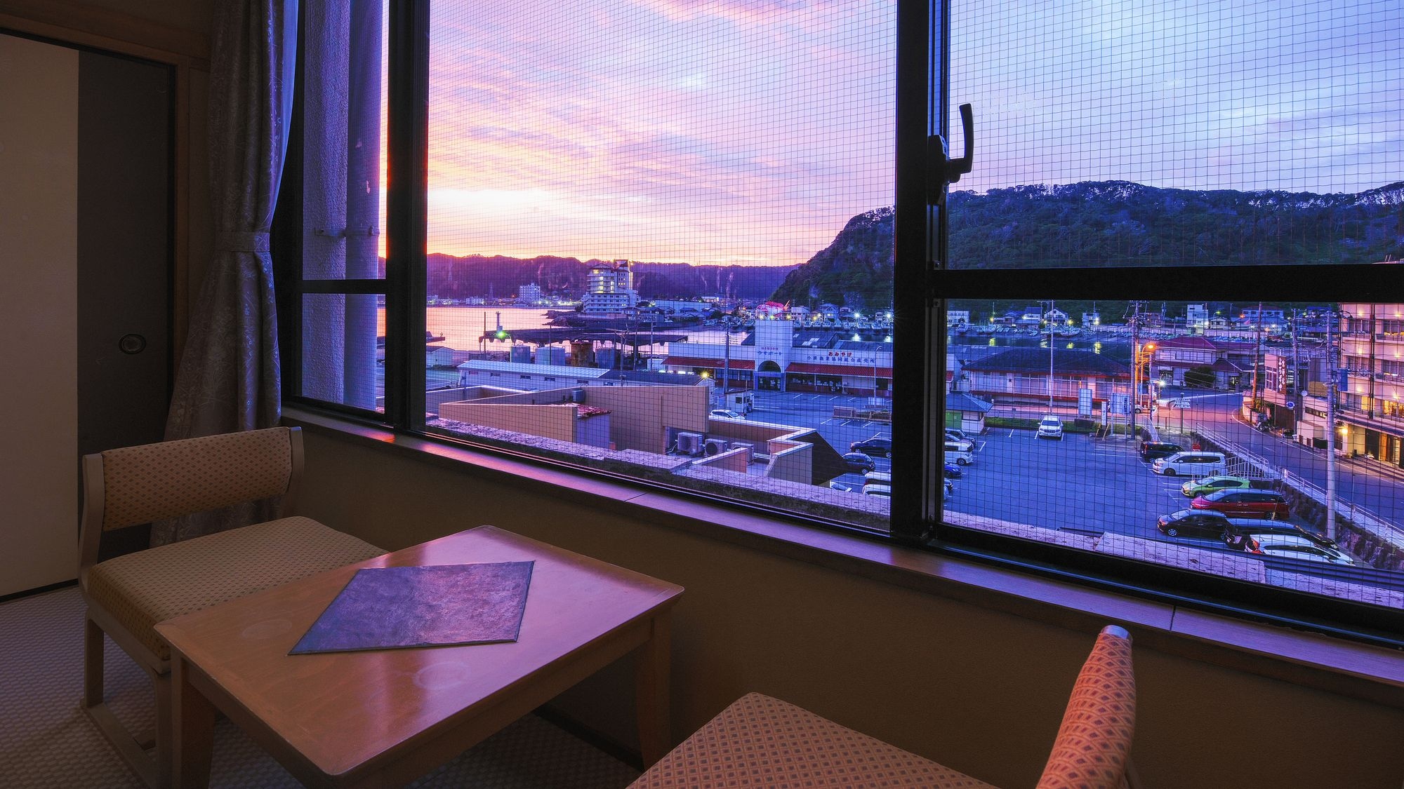 [Yumetei] 10 tatami Japanese-style room on the harbor side <Harbor view> This is a harbor-side room for those who don't mind the view. You can barely see the ocean.