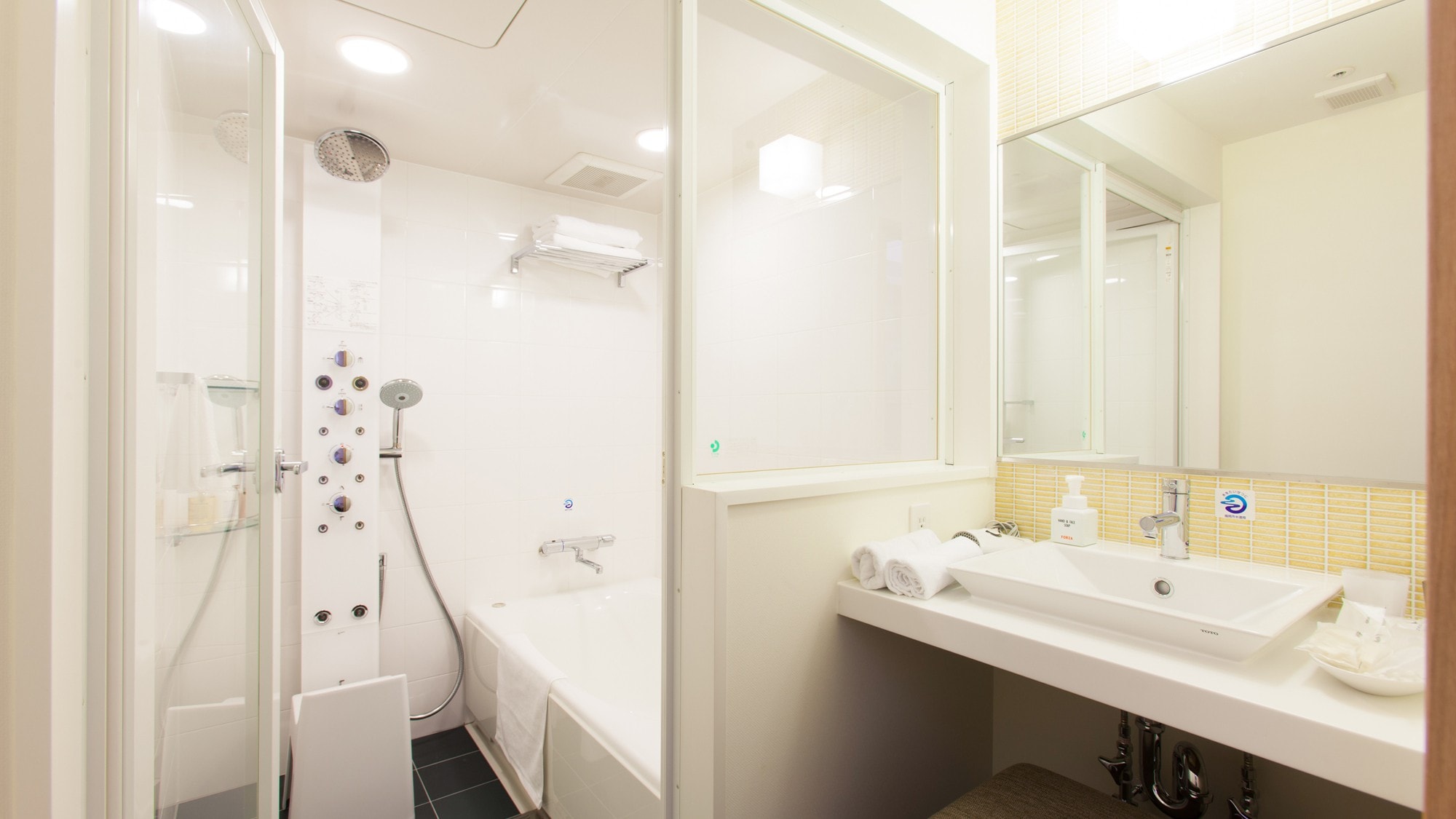 雙床間浴室、洗手間和衛生間為獨立式。享受多功能淋浴面板。