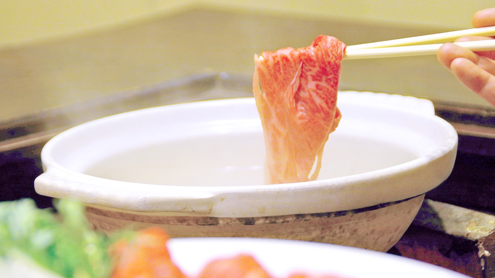*[Beef shabu-shabu example] Dip it in the special soup stock for a refreshing taste.