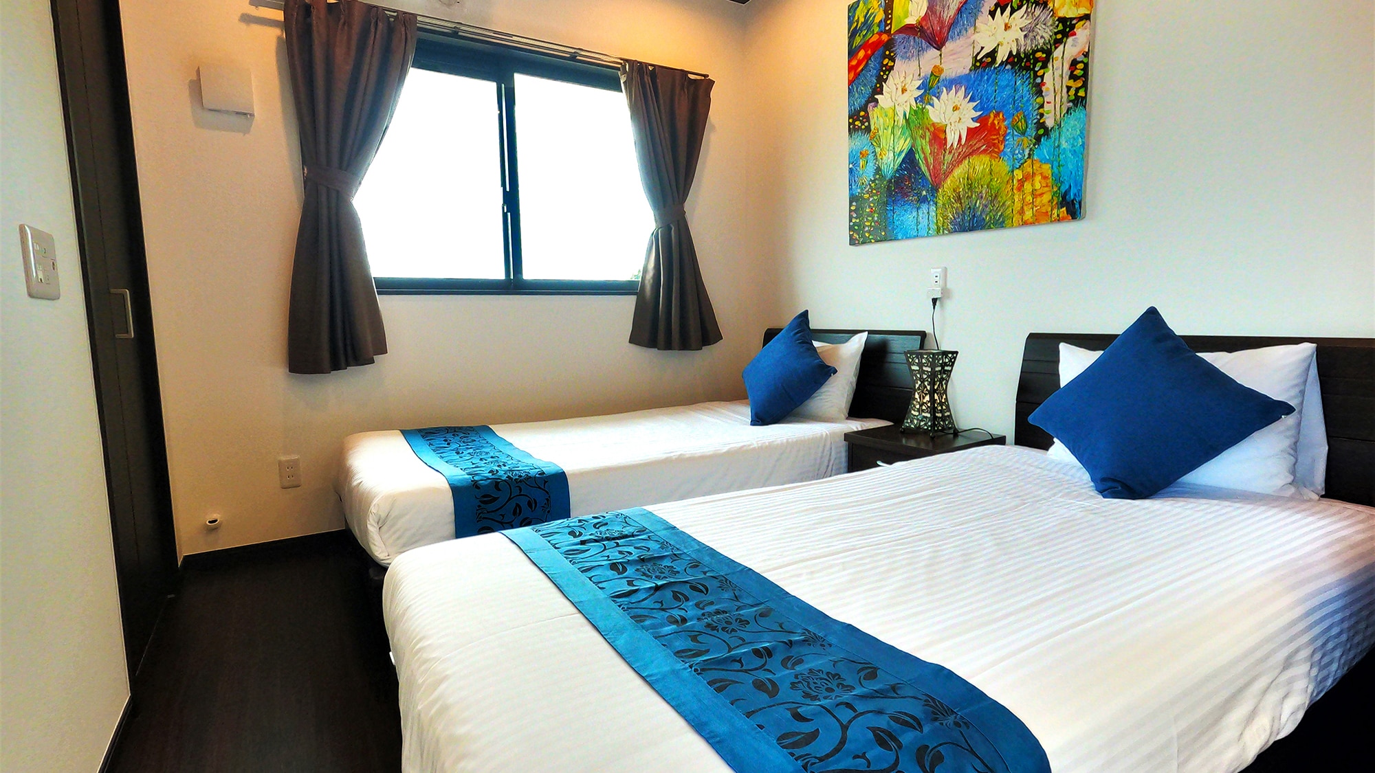 [Executive] The room is decorated in blue, giving it a taste that is somehow Okinawan.