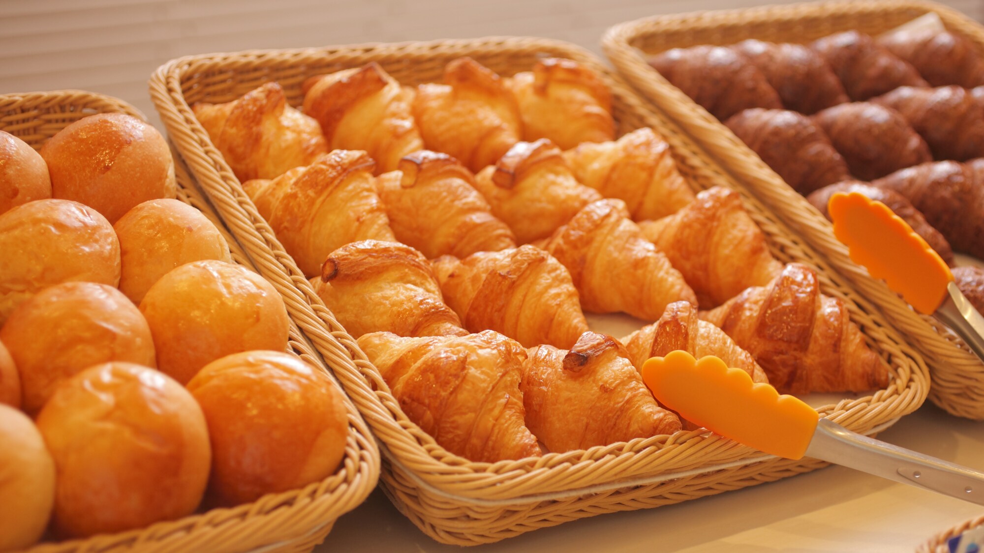 Tiga jenis roti yang baru dipanggang disiapkan setiap pagi. (Croissant, roti gulung, roti basil, roti gula merah setiap hari)