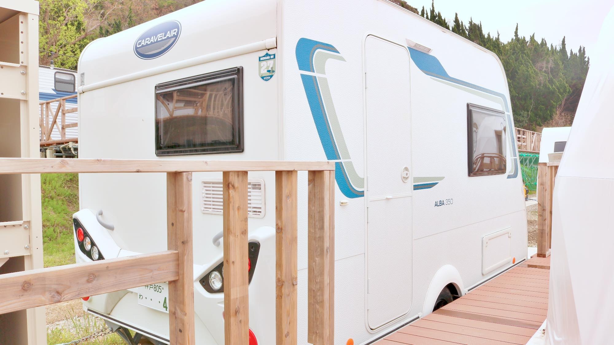 Glamping Camp: Trailer
