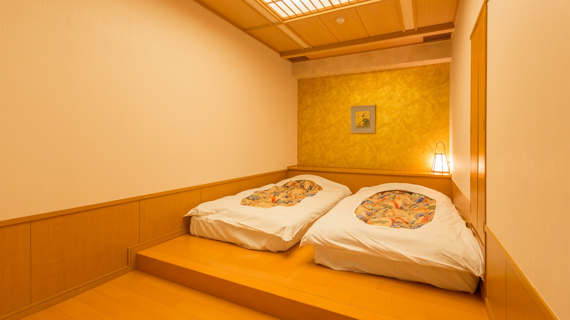 *[Kagetsutei Special Room] Bedroom with low bed.