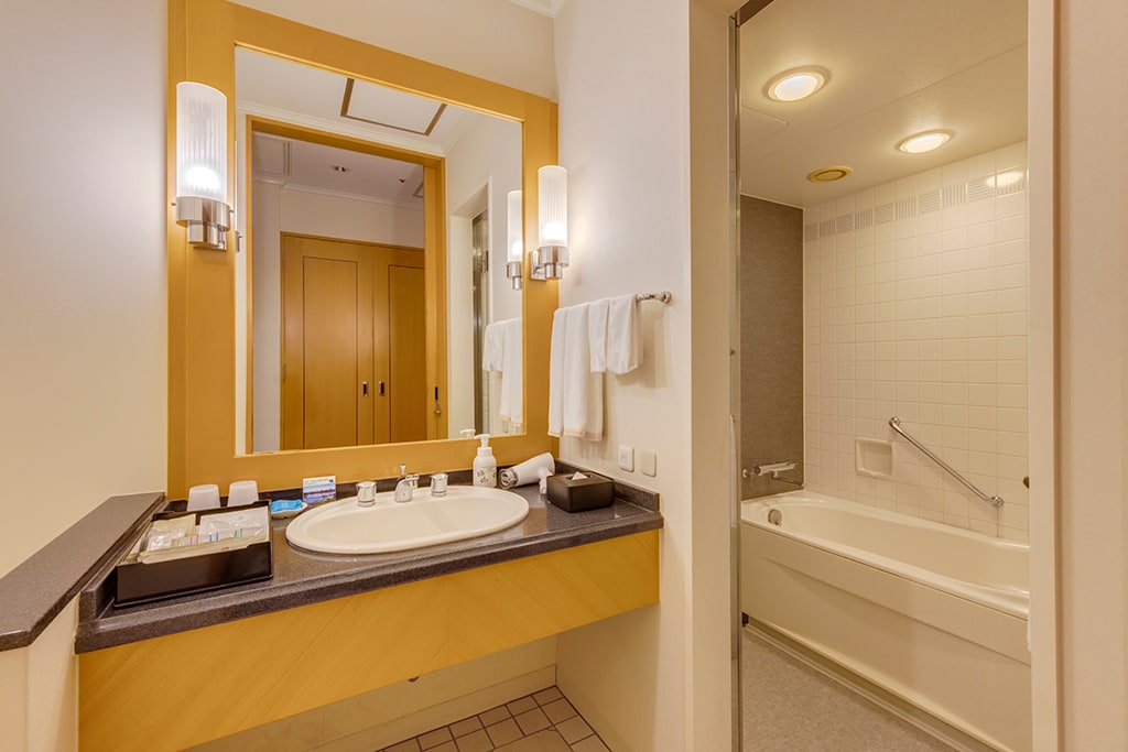 Bathroom (non-queen)