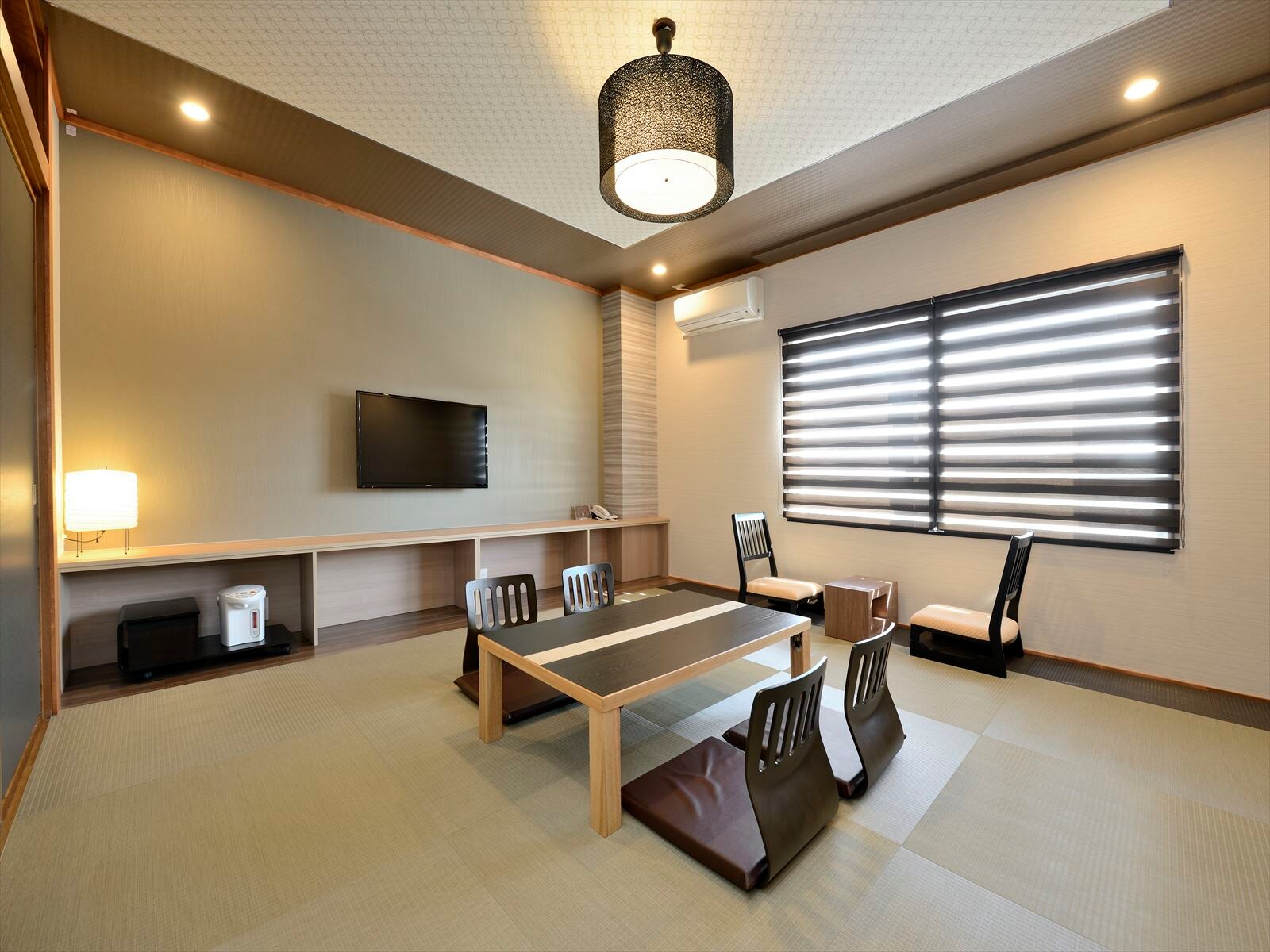Japanese-style room (10 tatami mats) (no bath)