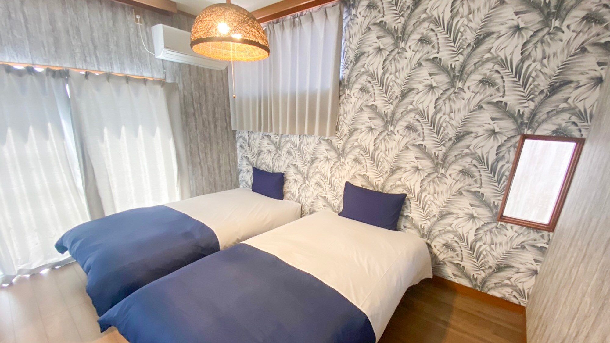 ・[Bedroom 1 on the second floor] Two single beds are installed. You can go directly to the balcony from the room.