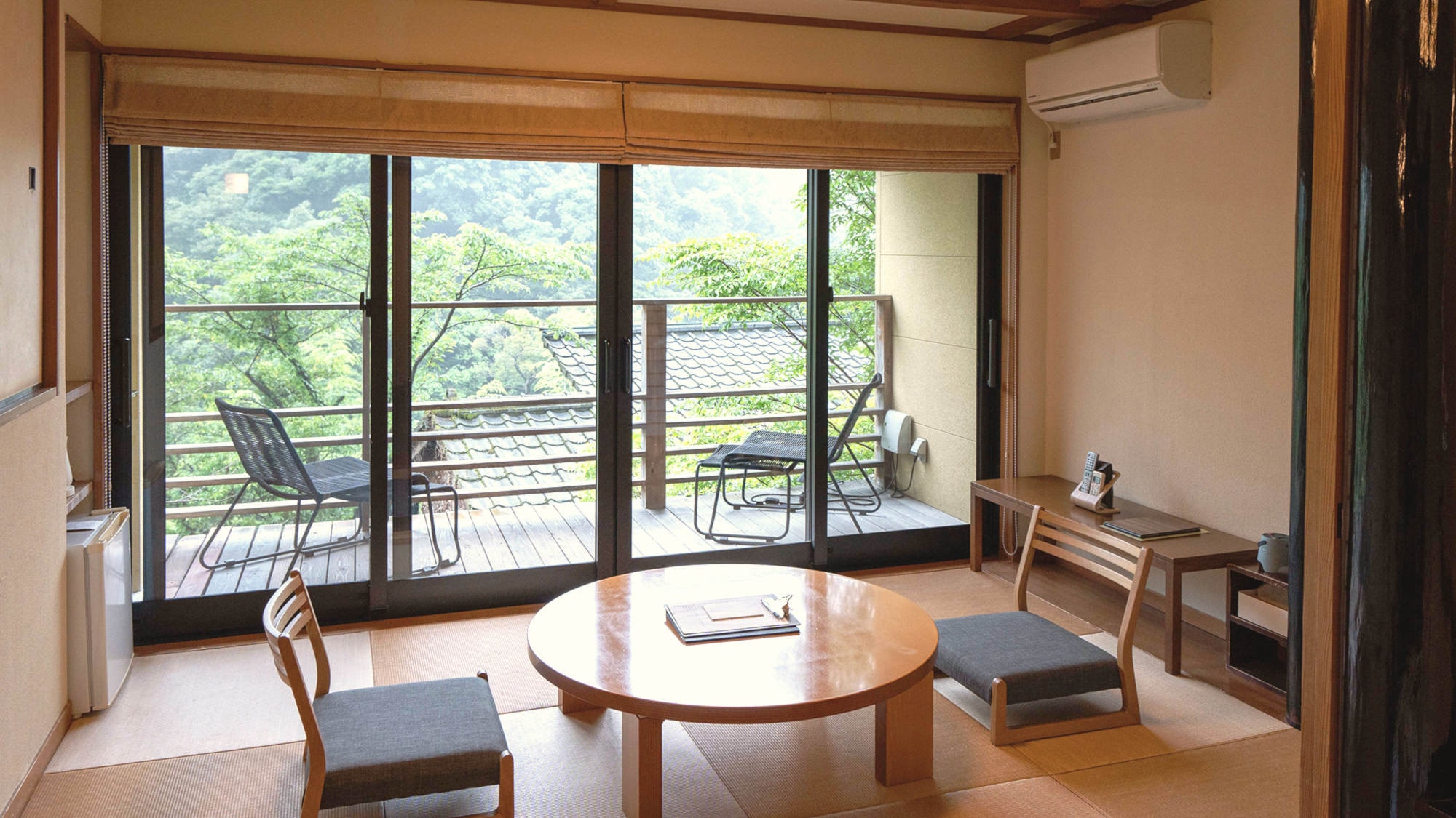[Japanese-Western room] There is a small balcony, perfect for taking a break after a bath.